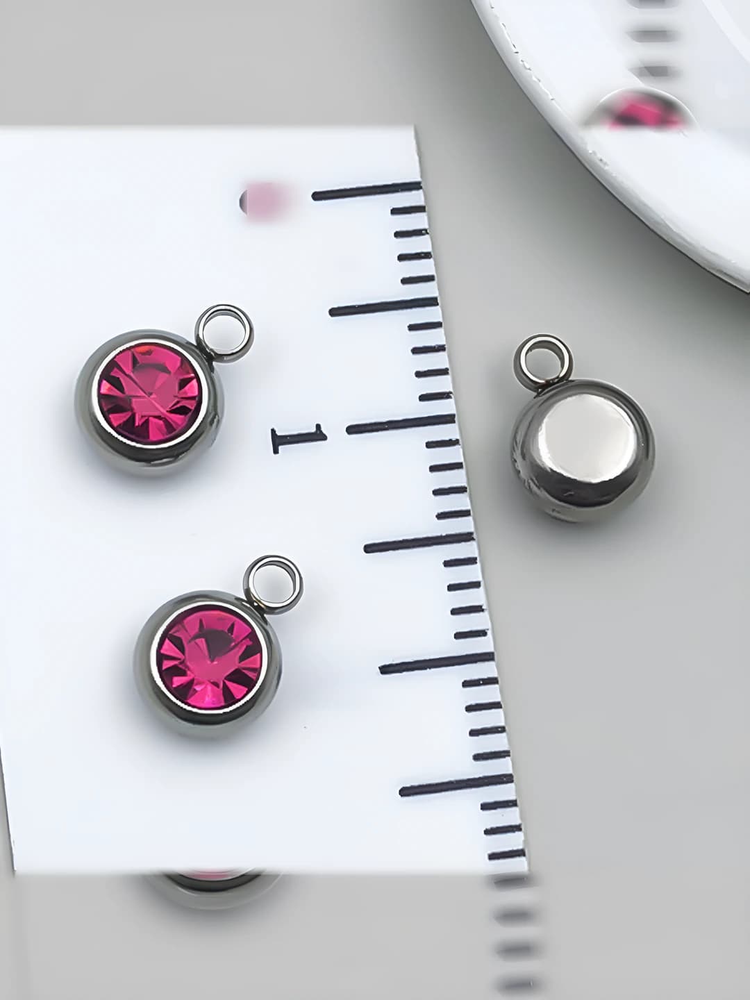 1 dona, 6x8.5x4mm, 1.5mm teshik, malina rang, po'lat, 0.5g