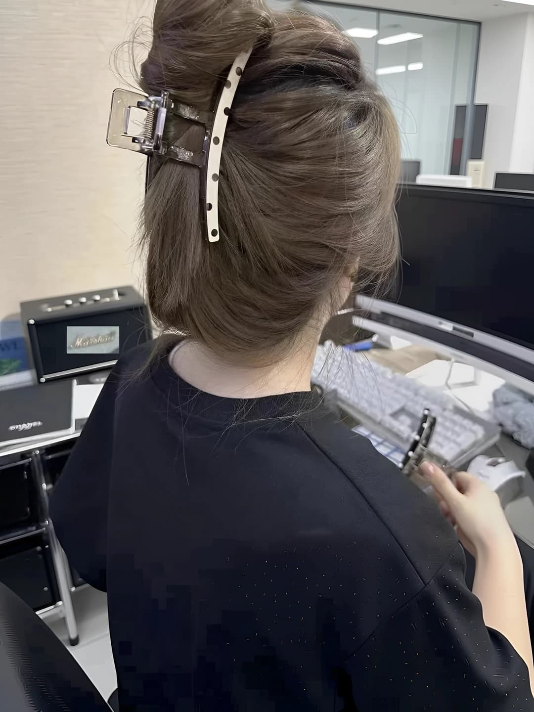 Чёрный с жёлтыми точками большой 13cm зажим