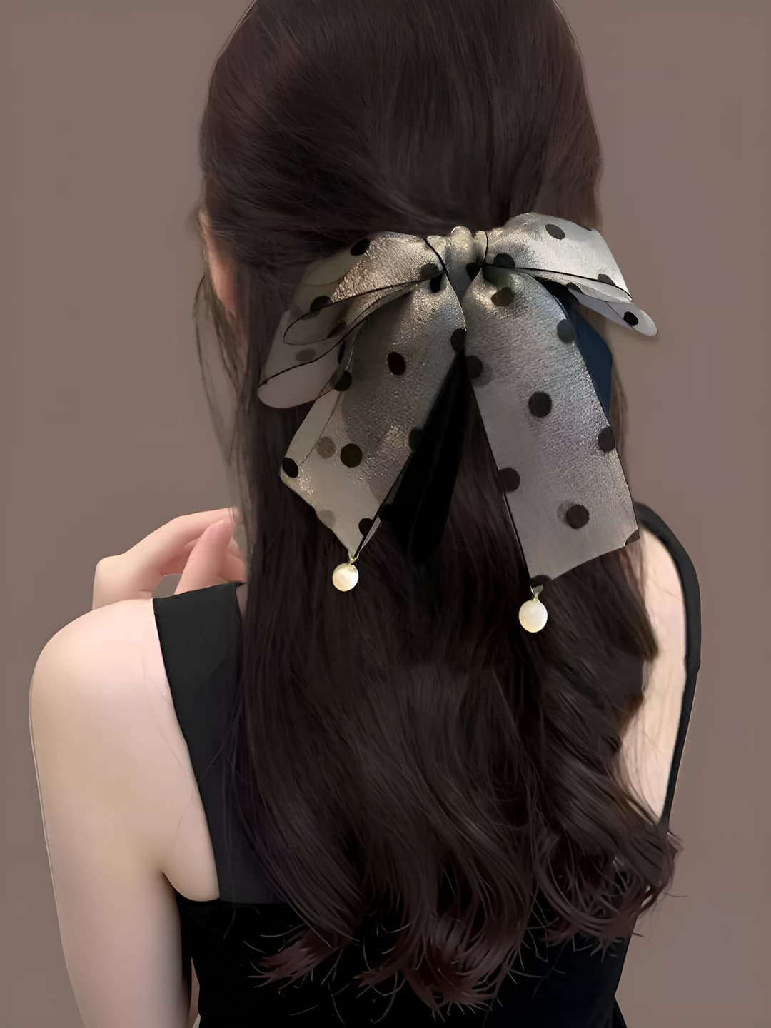 Ayollar uchun akrilik materialdan tayyorlangan, polka dot naqshli va tasma shaklidagi soch toʻgʻnagʻichlari va taroqlar