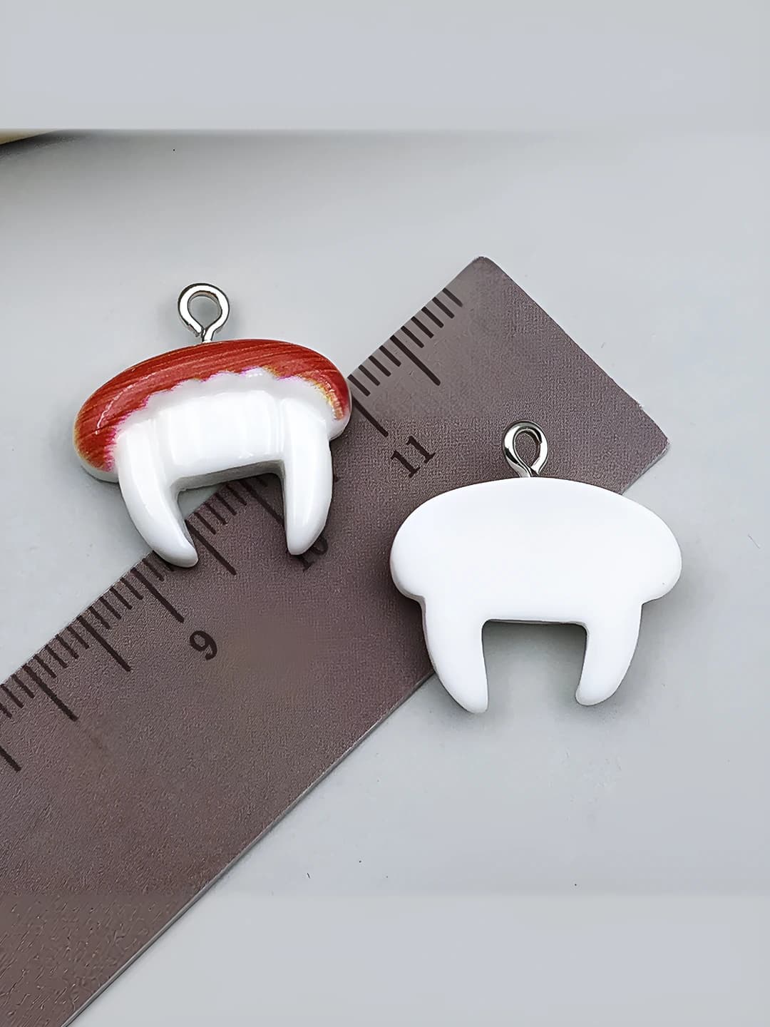 White resin Halloween vampire teeth 20x21mm-1.1g