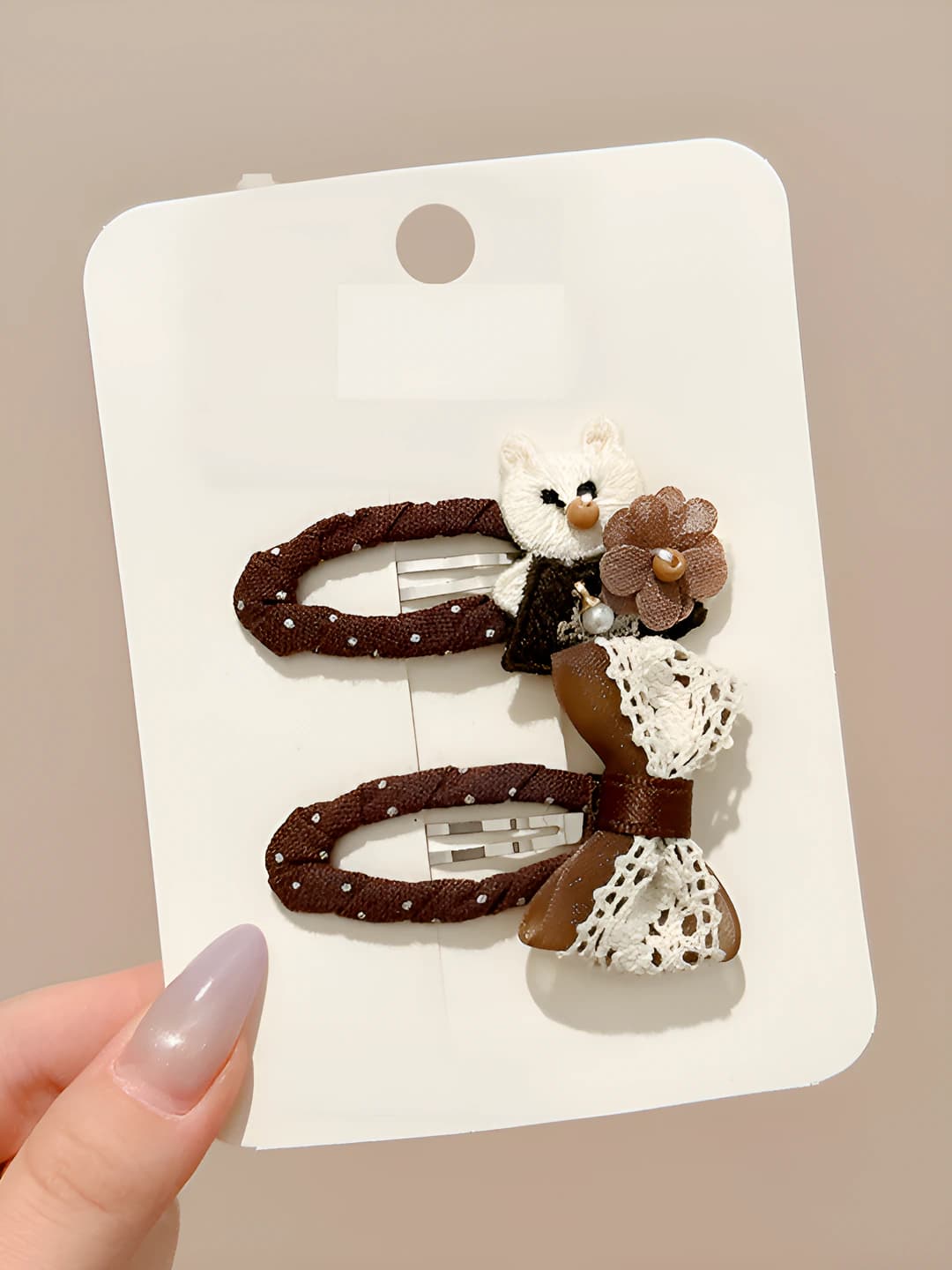 Small cat + bow clip, ~5 cm