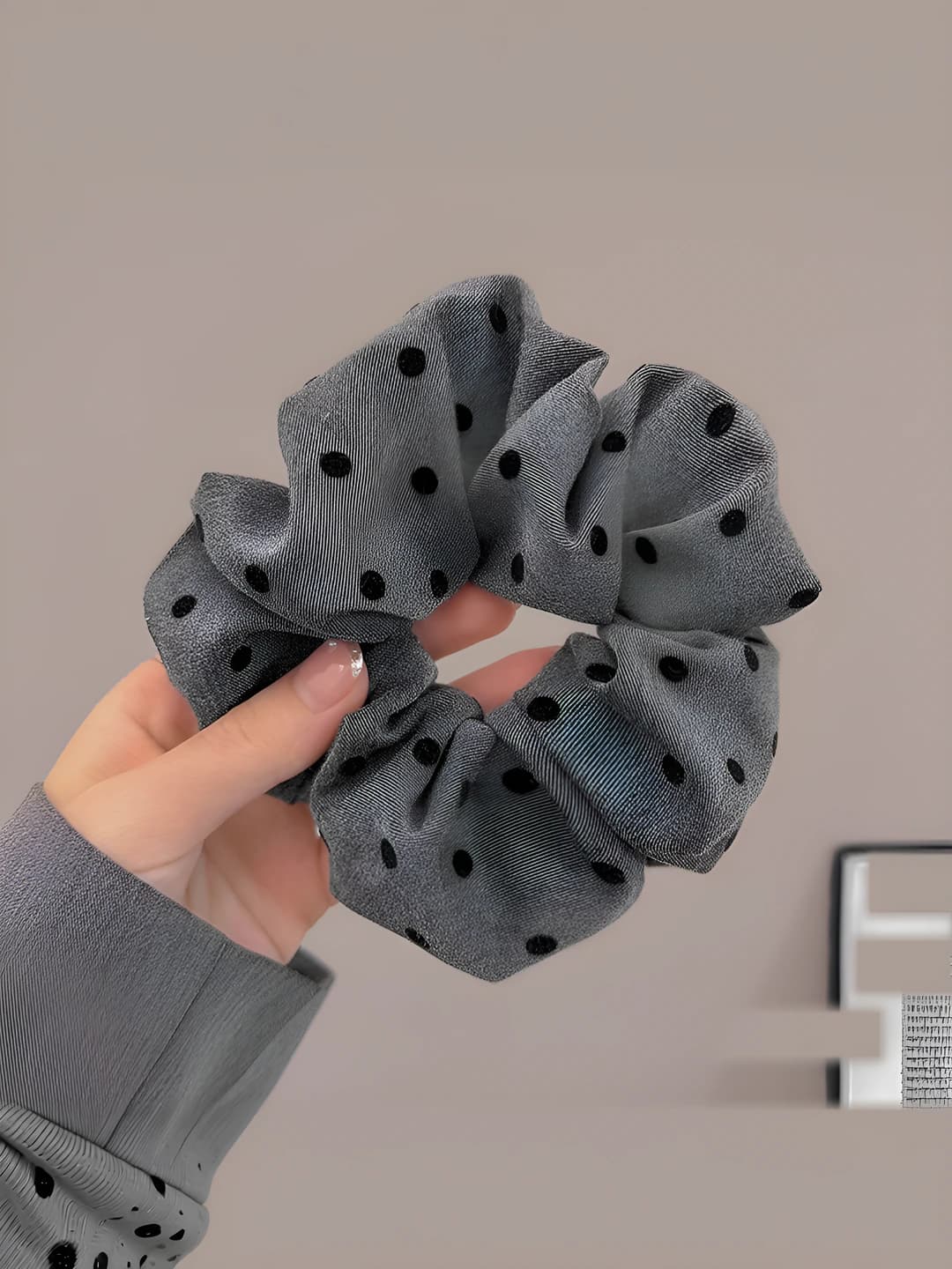 Серый, горошек