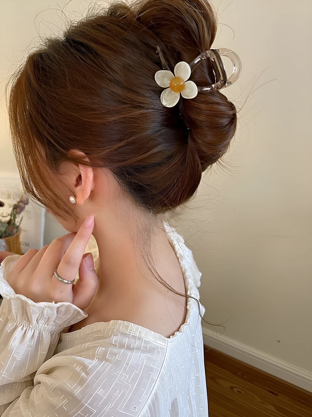 1# Beige 4-petal flower clip 8 cm