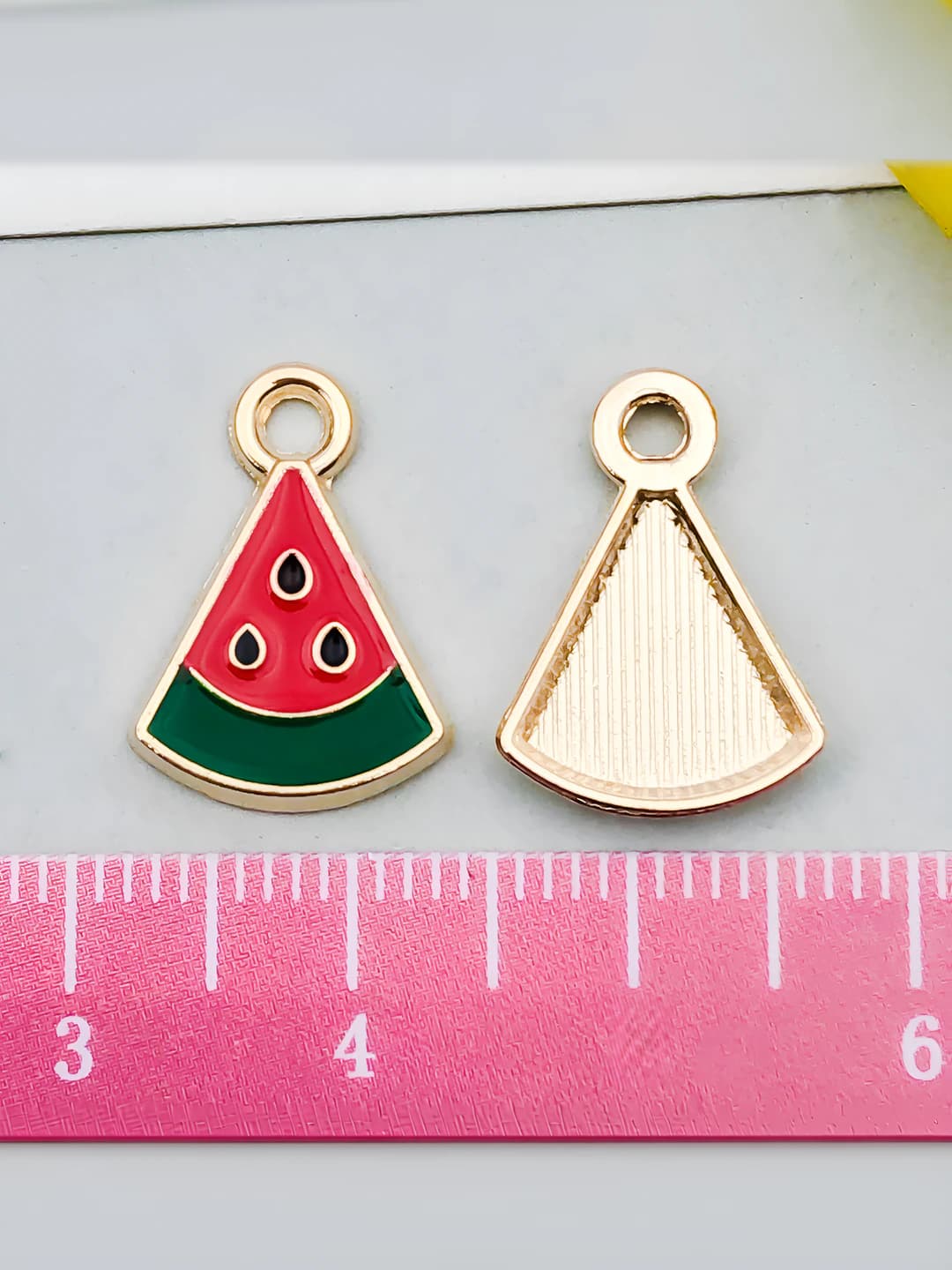 1 red triangular watermelon, 11x16mm, 0.7g