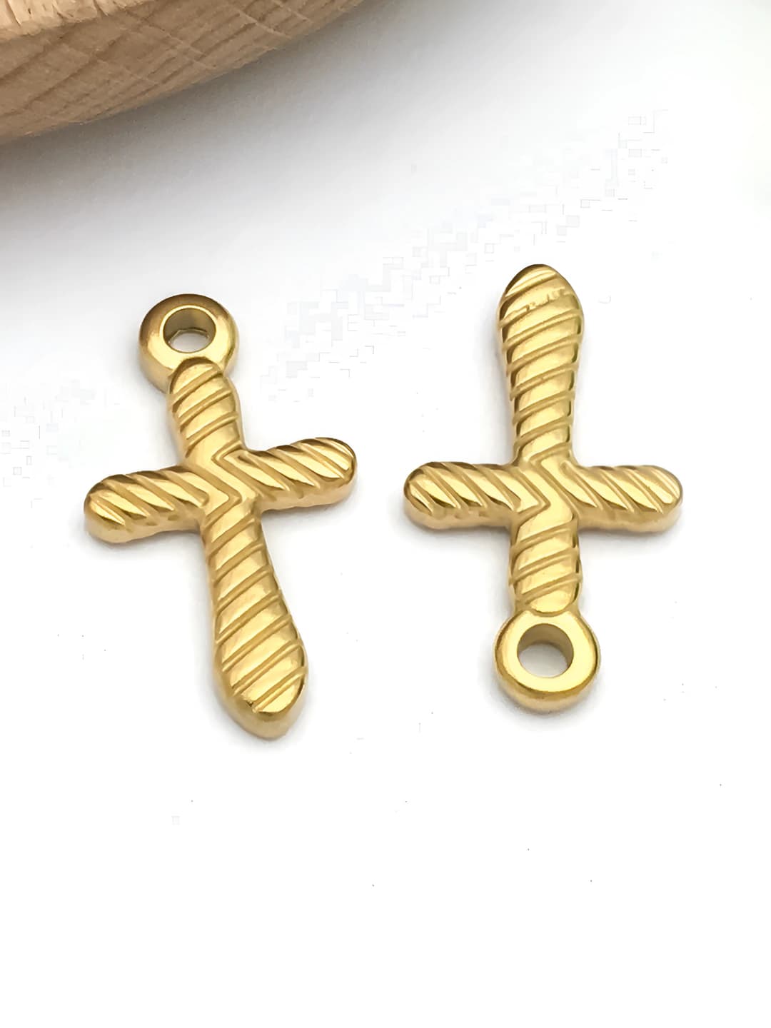 1 pc 20x11.5x2mm hole 2.2mm gold stainless steel cross-1.06g-T2412
