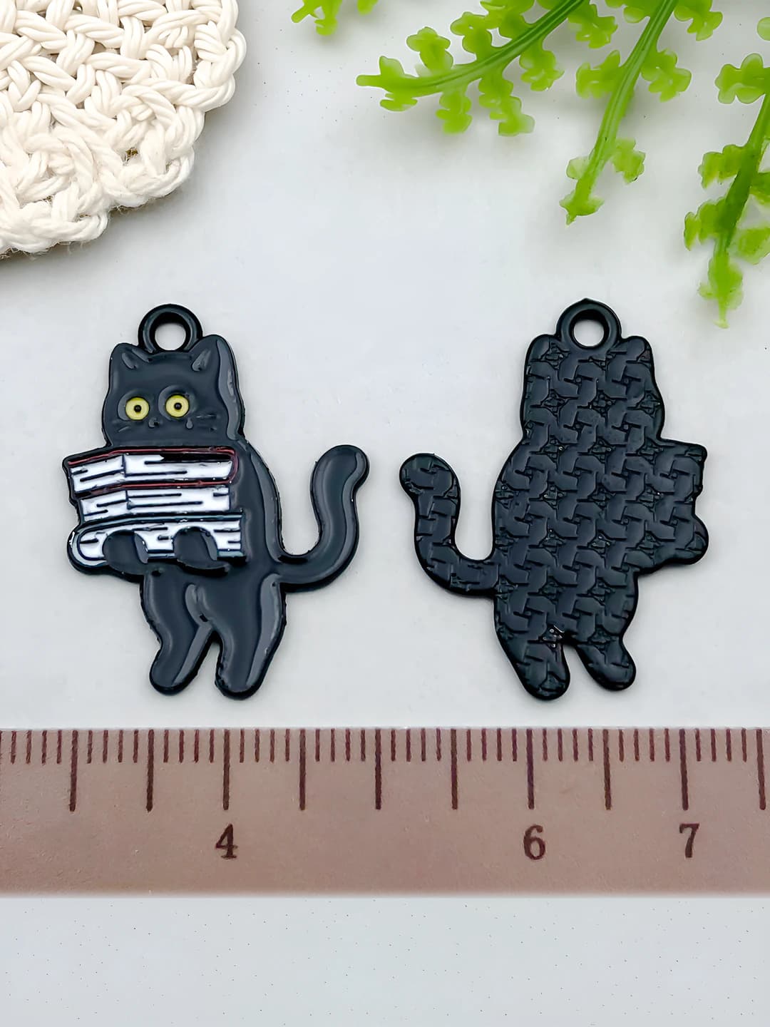1 pc Cat holding book, 28x21mm, 1.8g