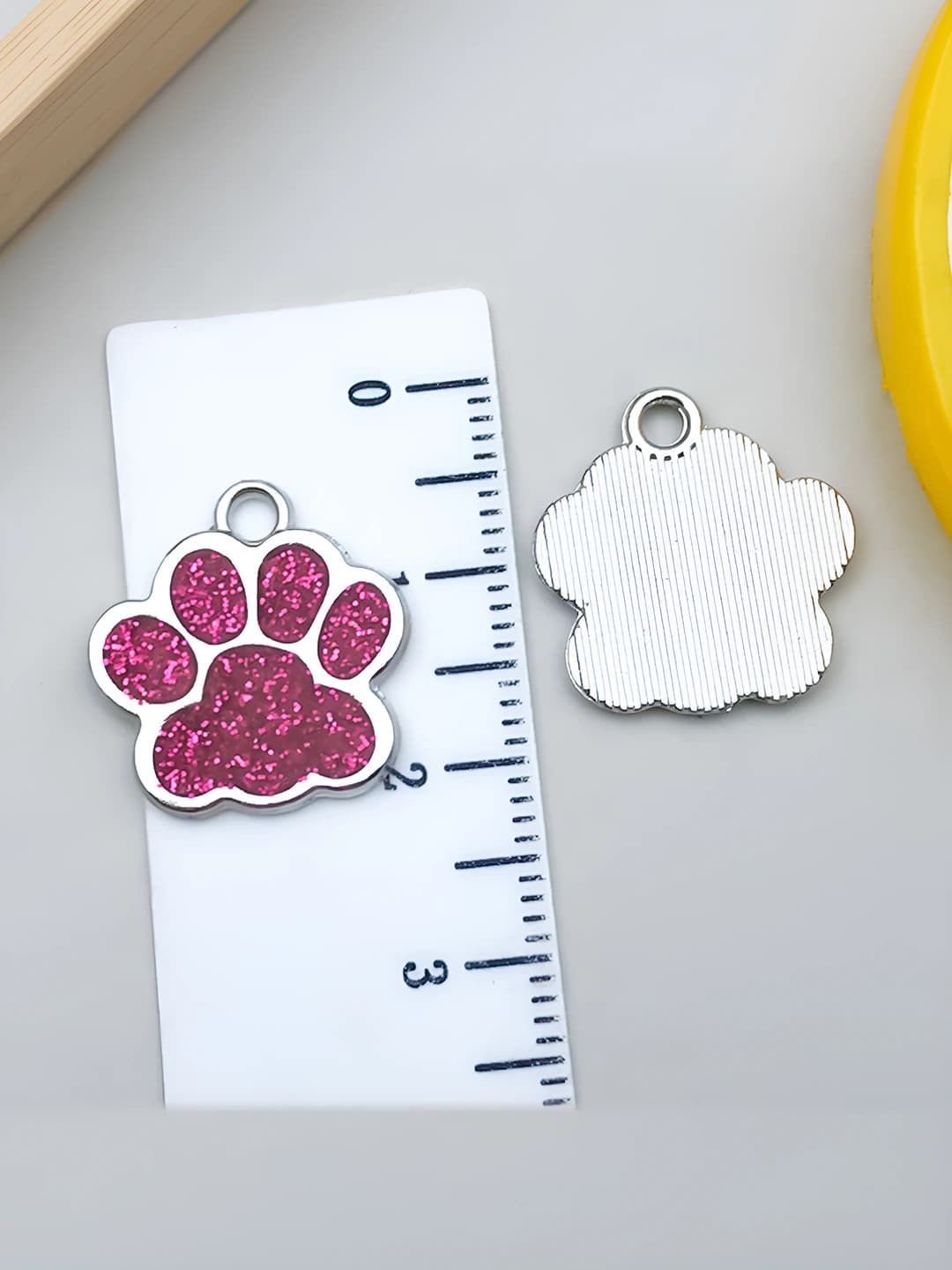Белый K малиновый с золотом коготь медведя 17x16mm-1.1g