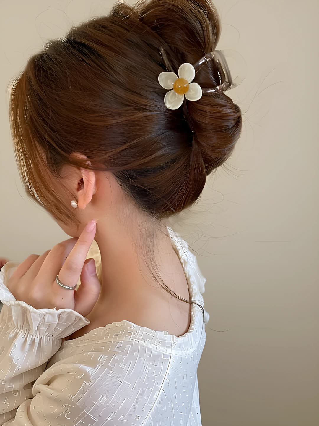 1# Beige 4-petal flower clip 8 cm