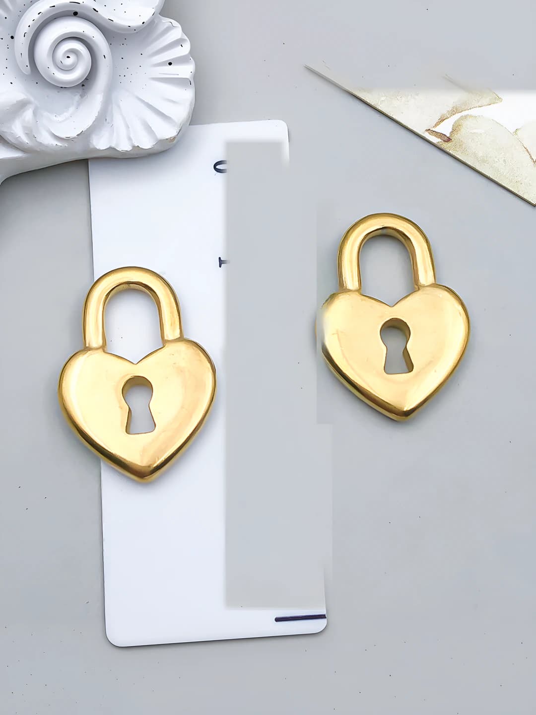 1 dona 15x21x3mm teshik 5x8mm oltin rangli po'lat katta yassiq yurak qulf boshi-2.75g