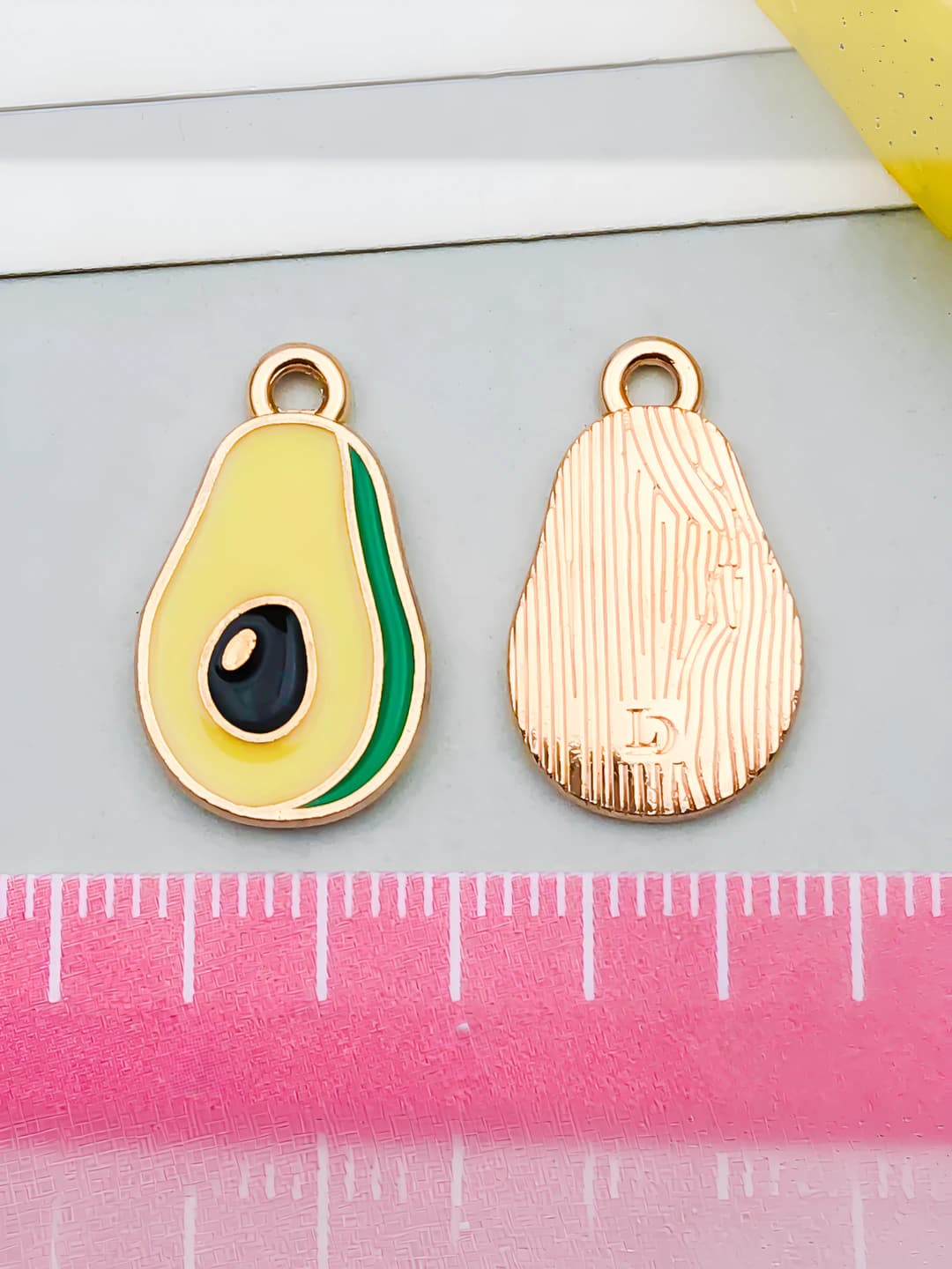 1 pc Yellow avocado 19x11mm-1.2g