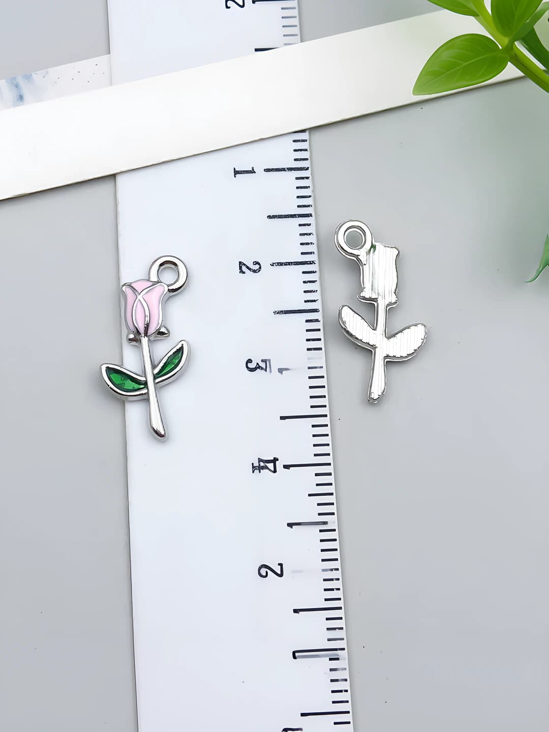 White K, pink, 9x18mm, 0.5g