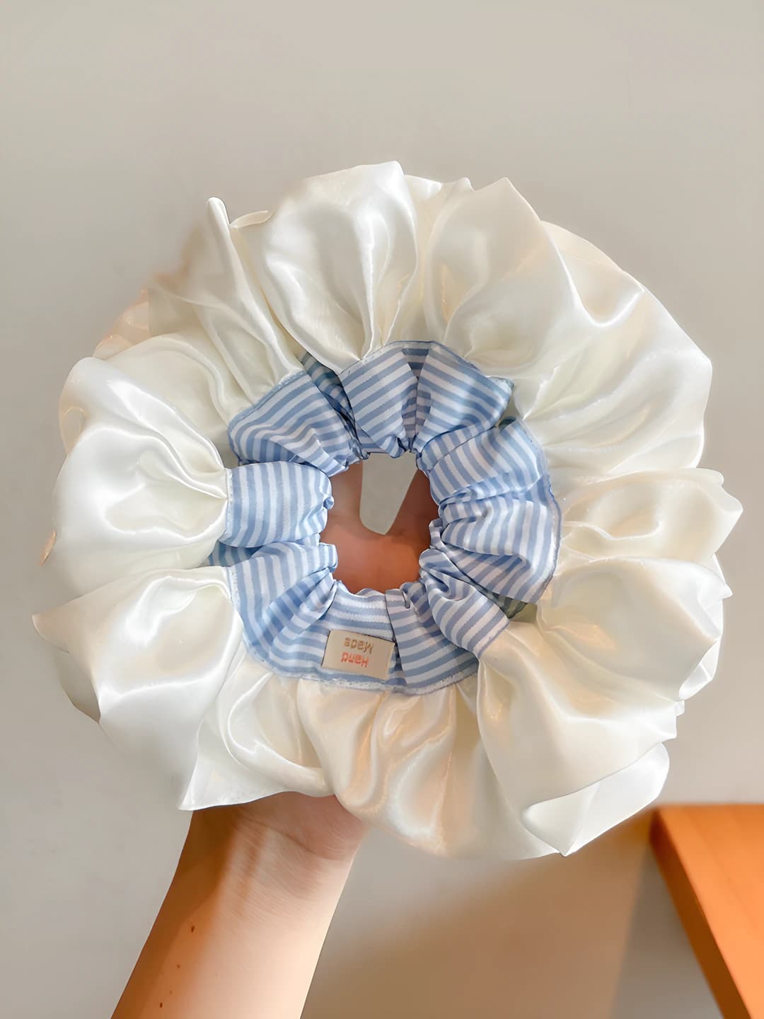 Ko'k yo'l-yo'l yubka cheti 25 cm