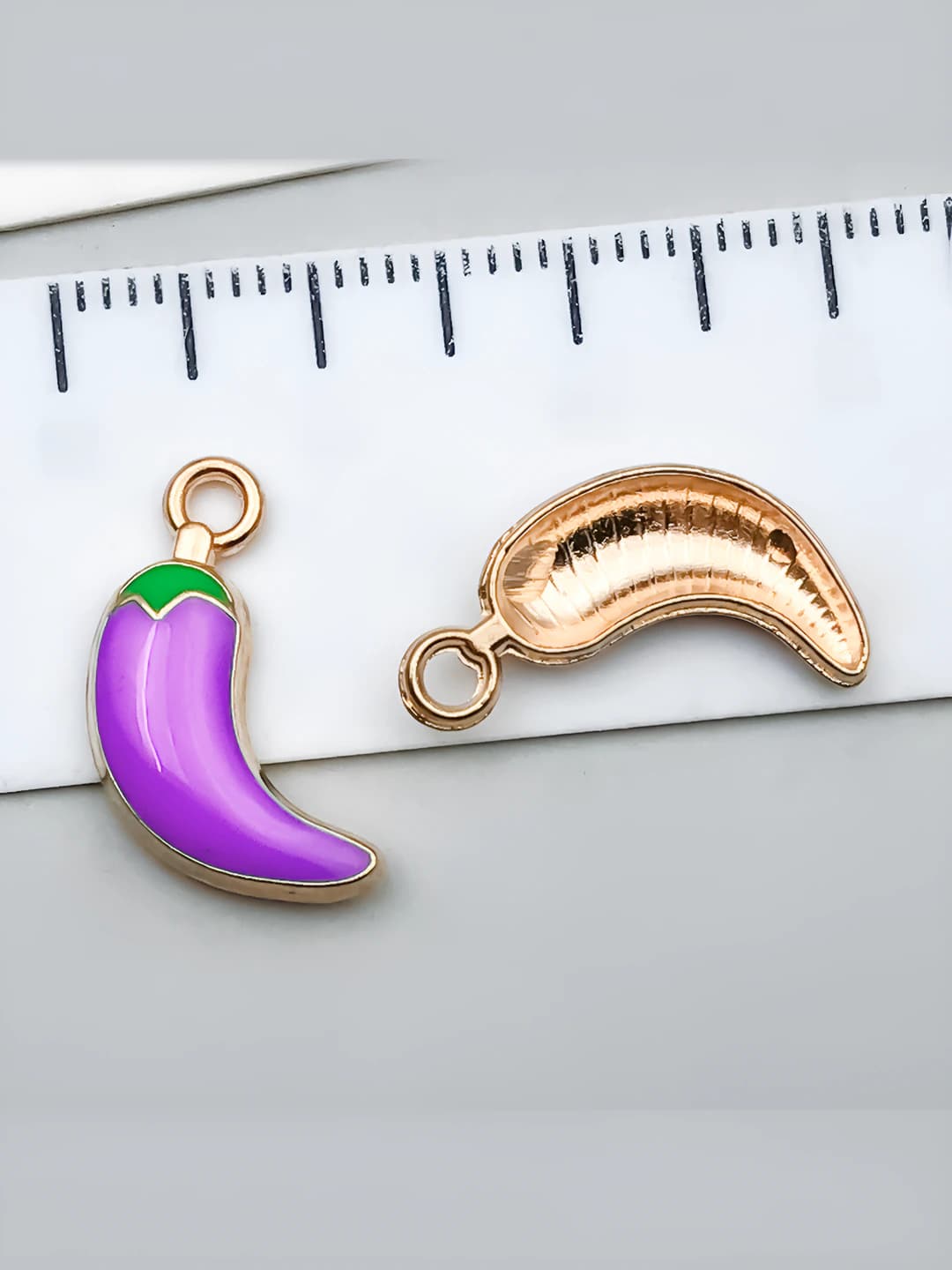 Purple chili pepper 18x12x3mm-0.7g