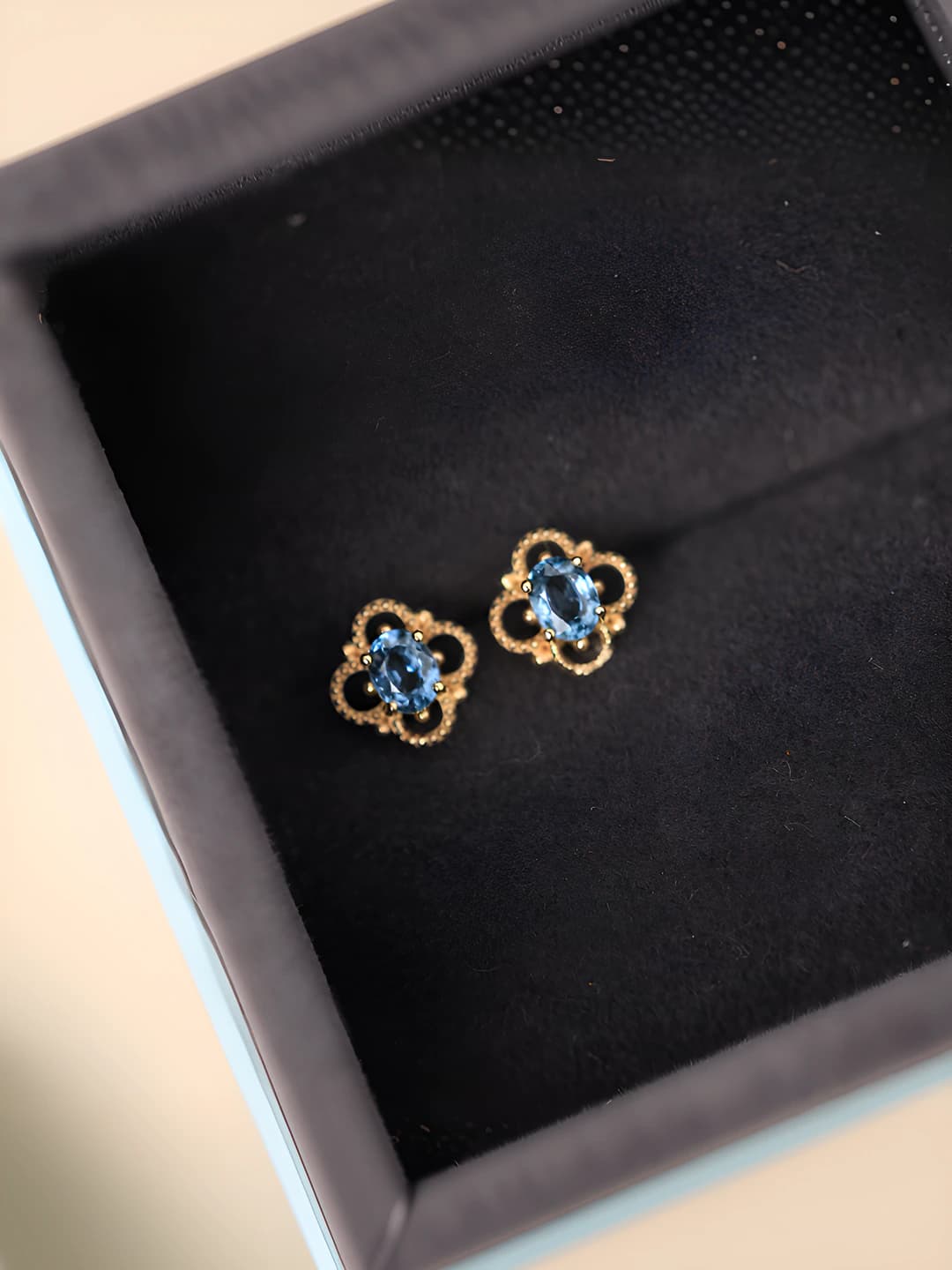 Women's blue zircon stud earrings, openwork floral design, retro style