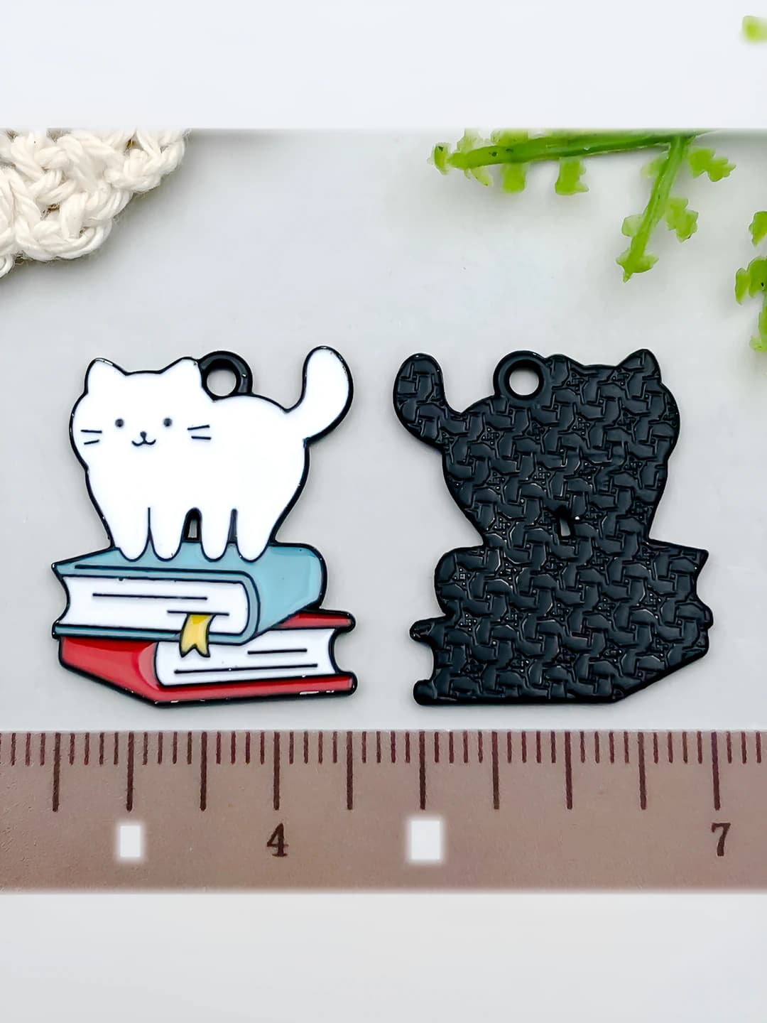 Cat Standing on Book 25x21mm