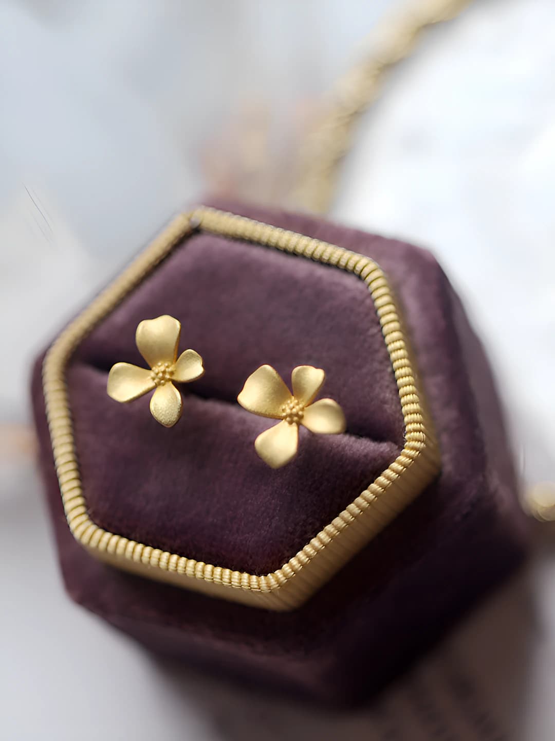 Women's retro gold flower stud earrings