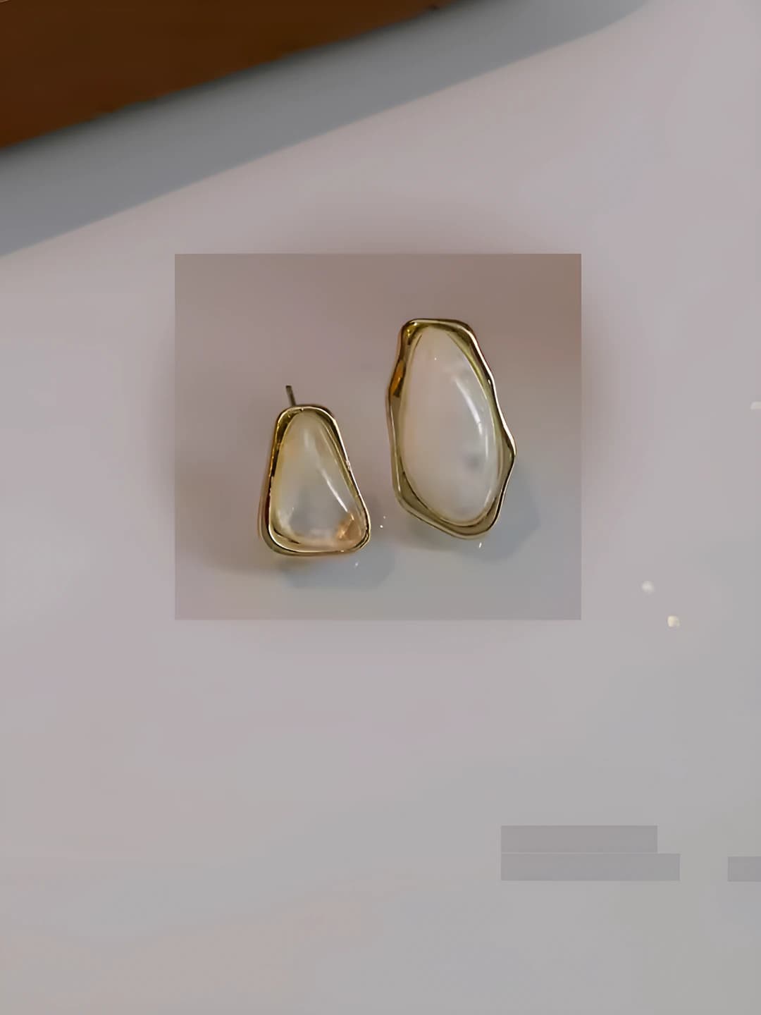 Молочные асимметричные серьги