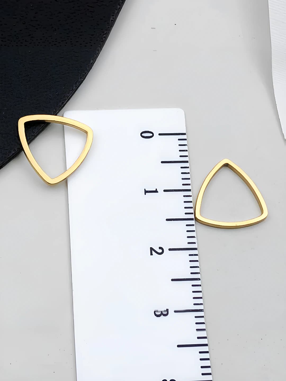 1 pc 12x12x1mm small round triangle gold-0.22g