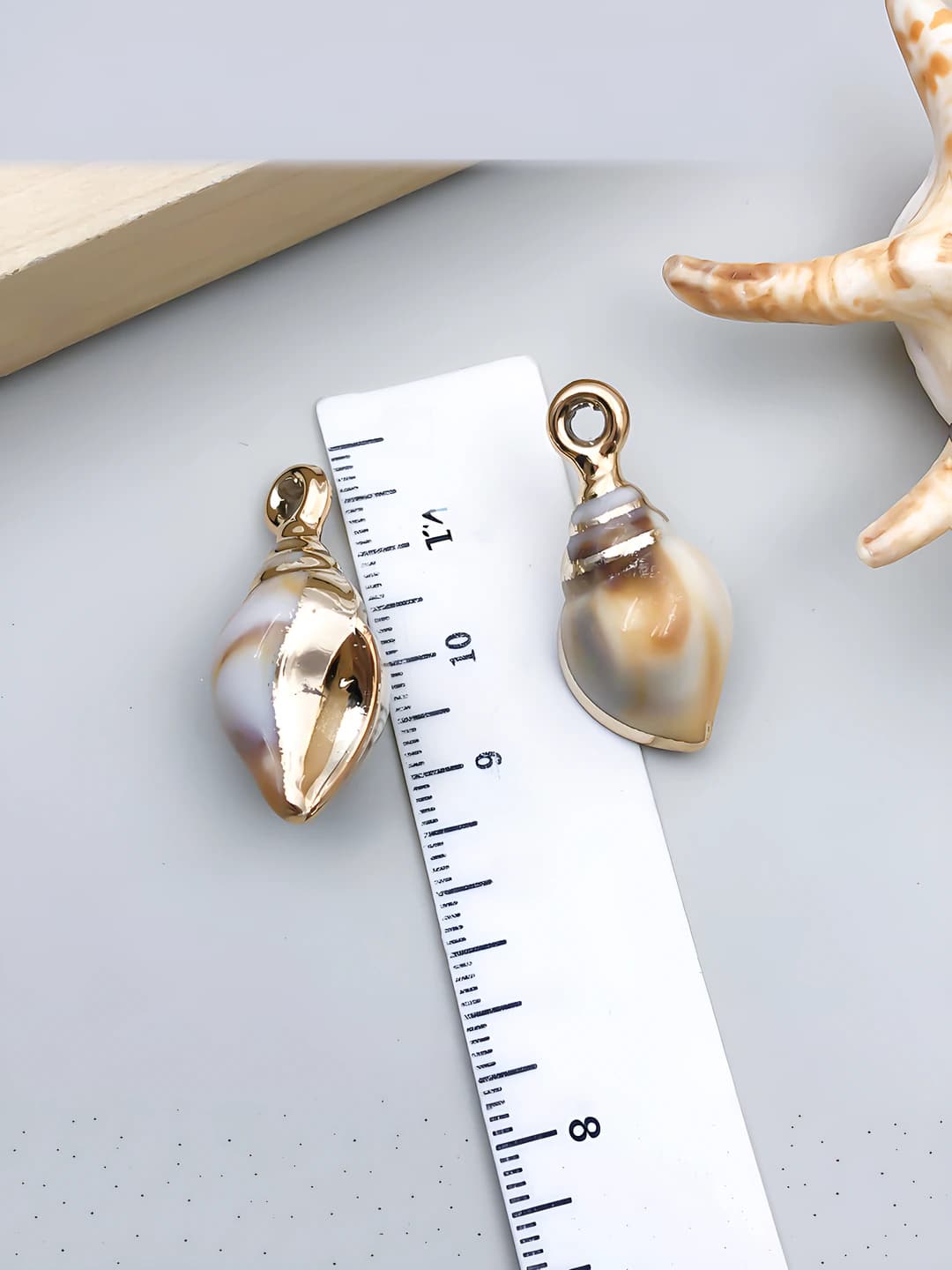 1 pc laser gold off-white acrylic 33x15x14mm-2.1g-23613
