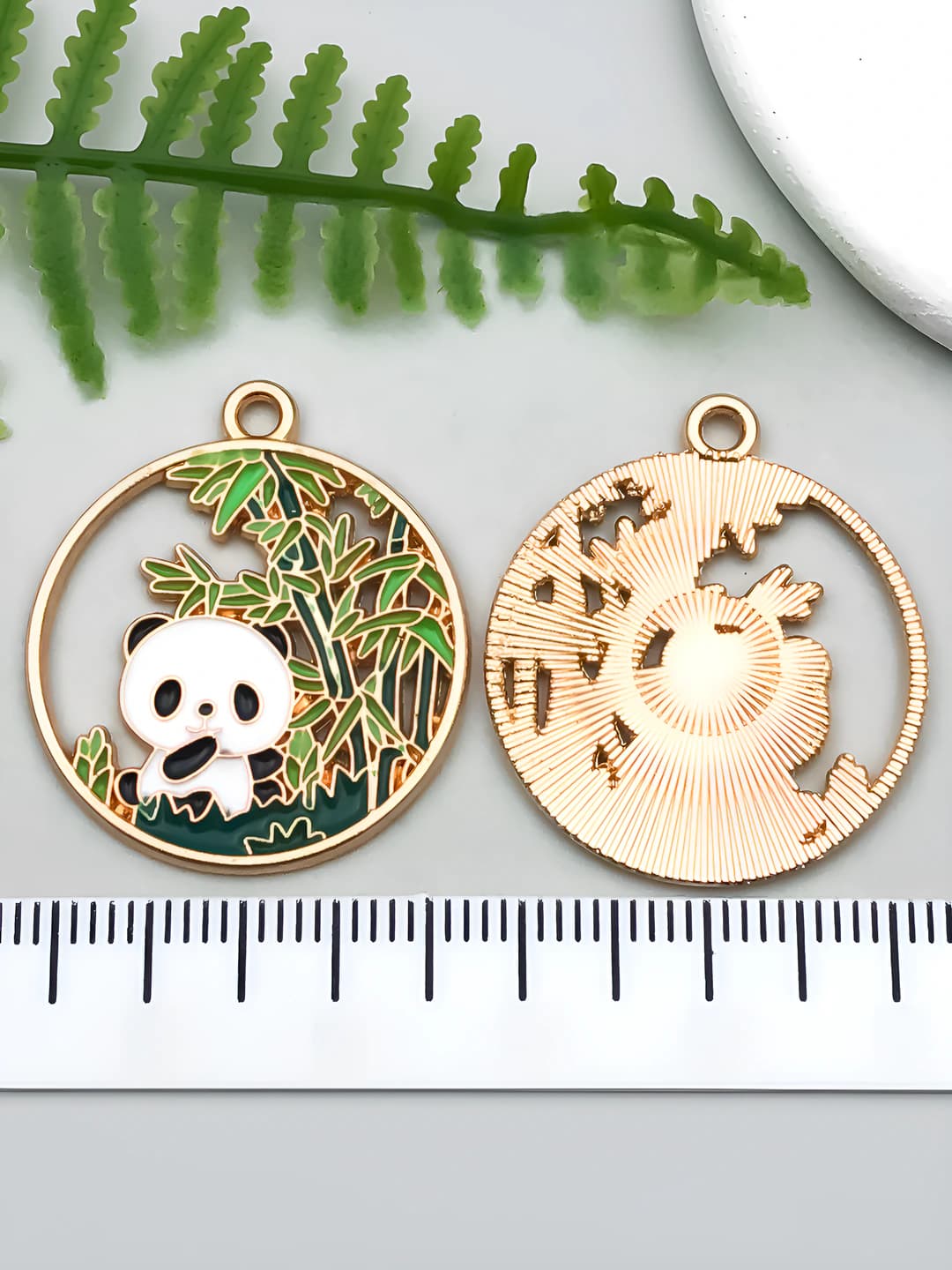 1 dona bambuk o'rmonida panda 28x25mm - 2.4g - 21651