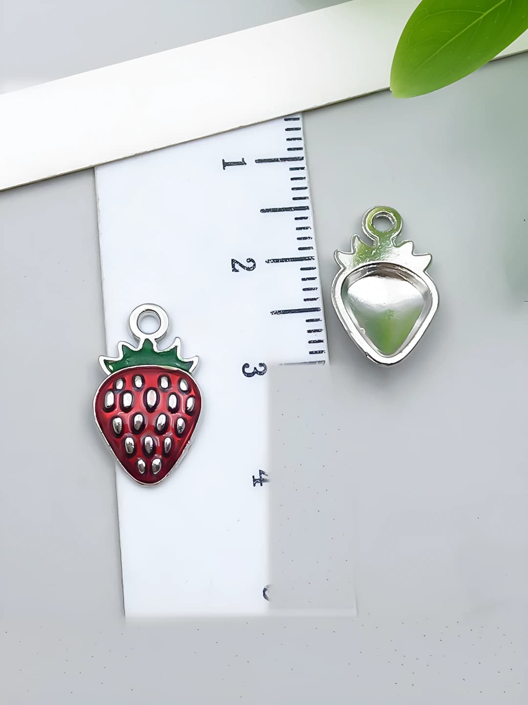 White K red strawberry 10x17mm-0.7g