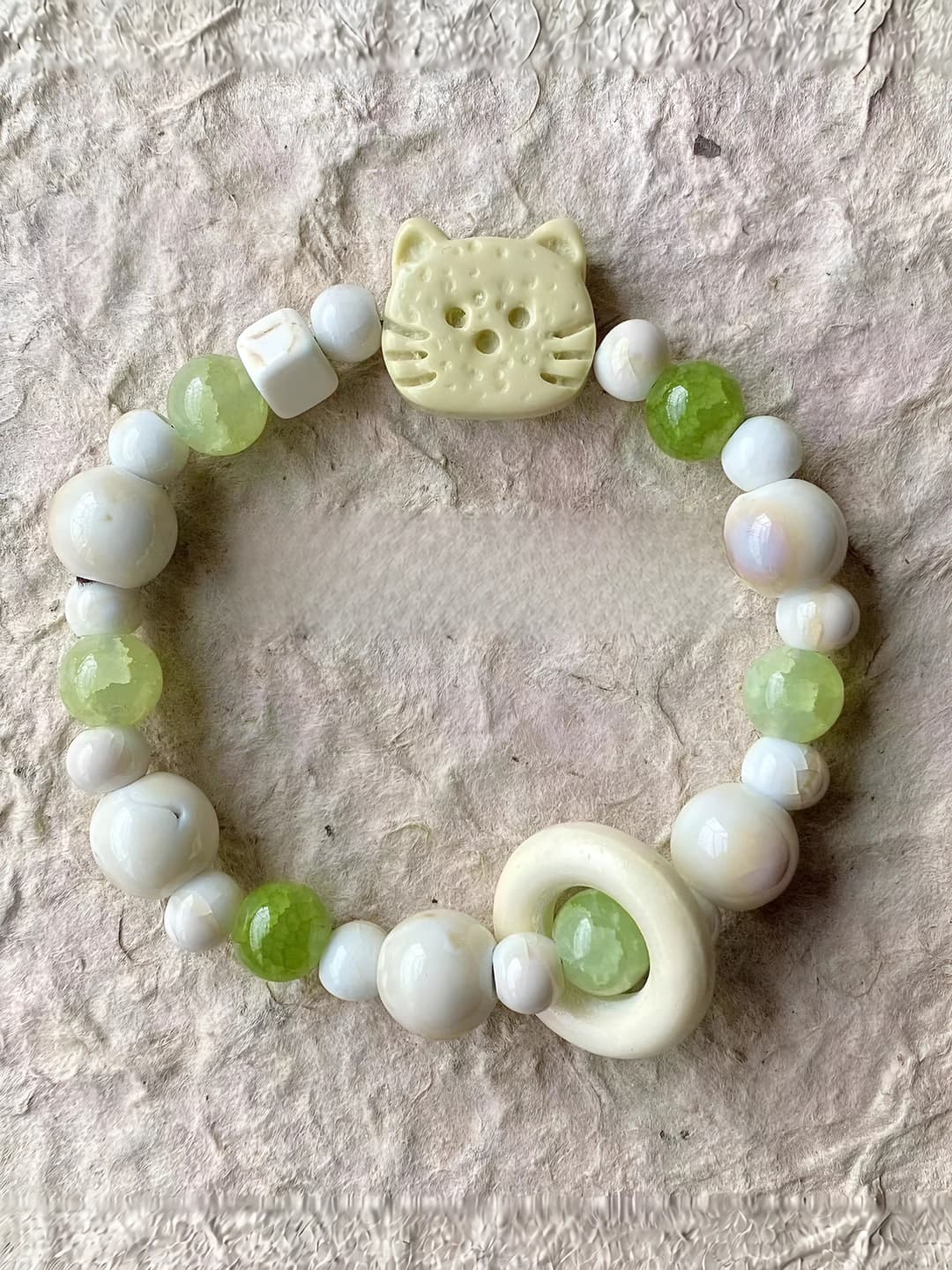 Women's pink beaded bracelet, handmade, cartoon style, new Chinese style, sweet and cute look, animal shape, made of glass and resin, with unique design element, hand jewelry