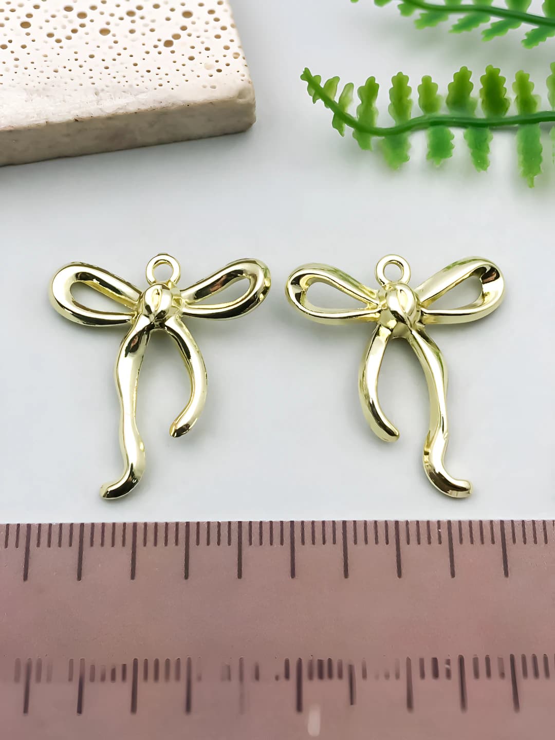 1 dona Oltin rangli egilgan tasma 25x23mm-1.8g