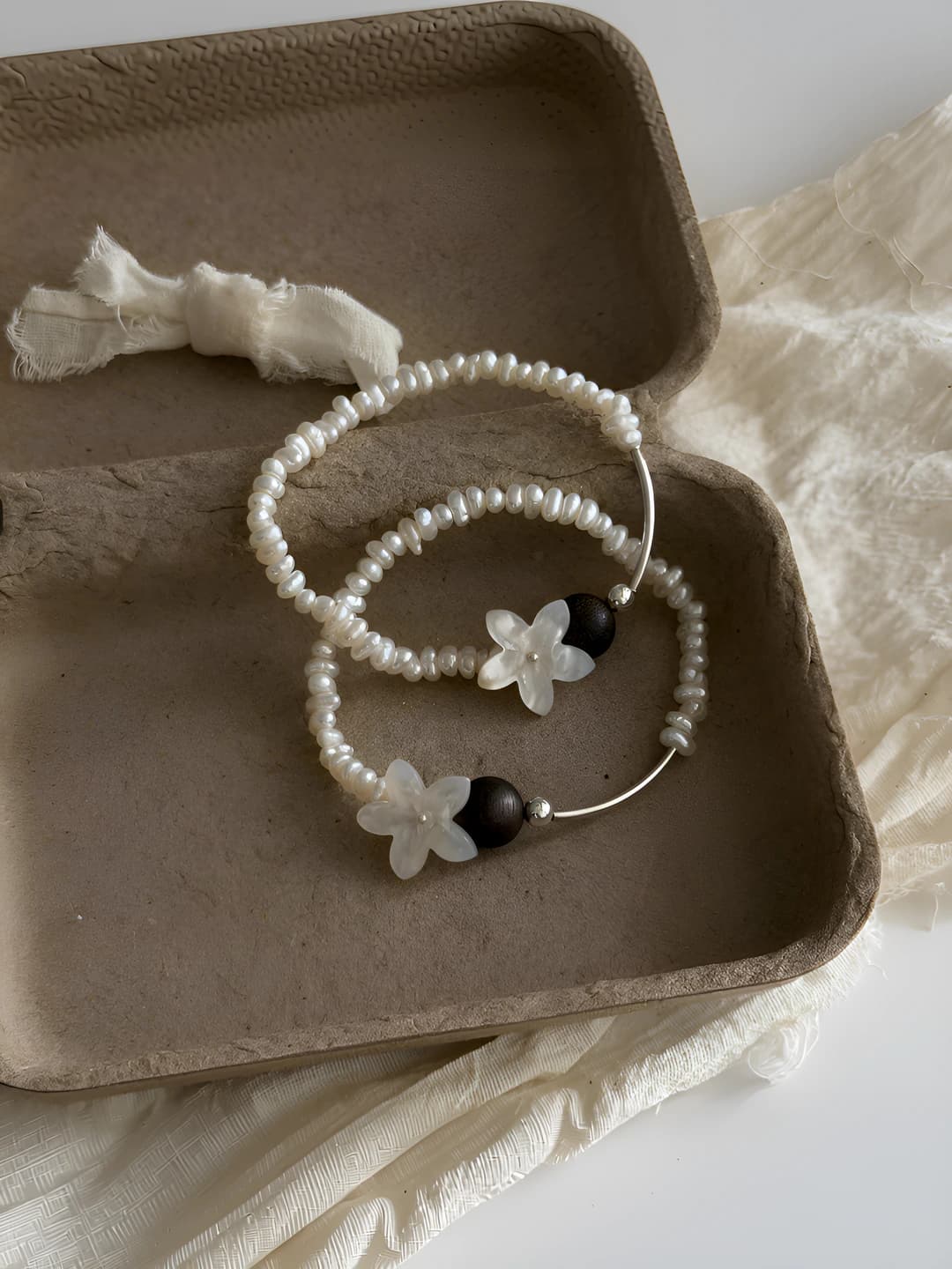Women's beaded pearl bracelet in Korean style, design element: geometric shape, round shape, style: light luxury, style category: fashion commute, material: copper, processing: pearl inlay