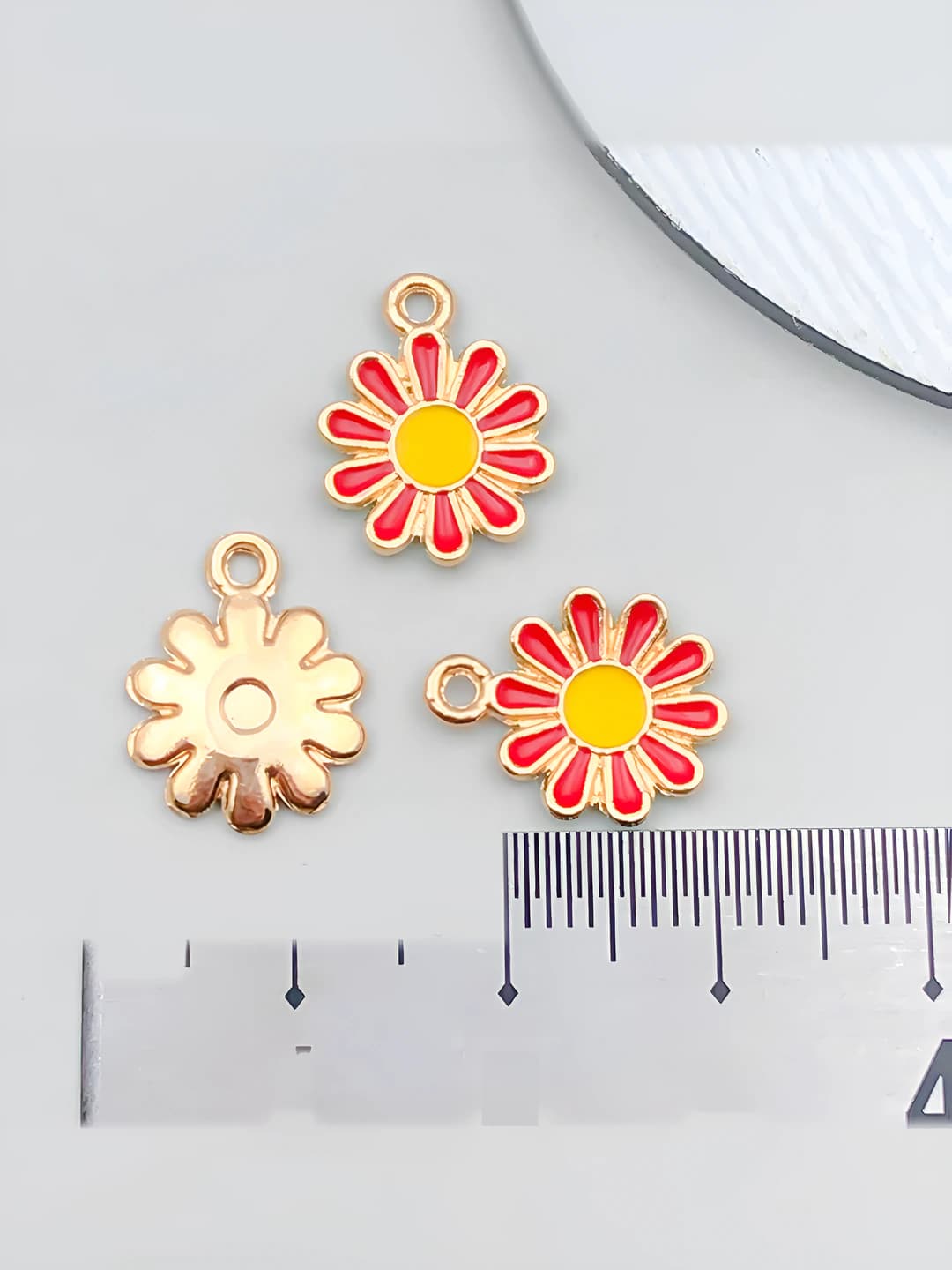 1 pc Red small daisy 11.4x14.6mm-0.5g