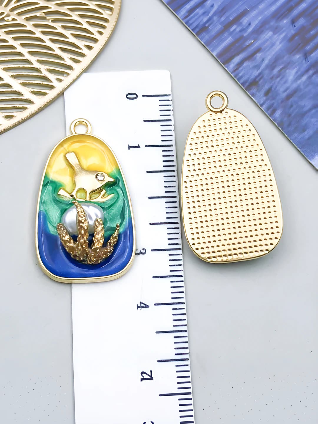 Голубой коралл жемчуг с золотом и птицей 31x18x5.5mm-3.15g