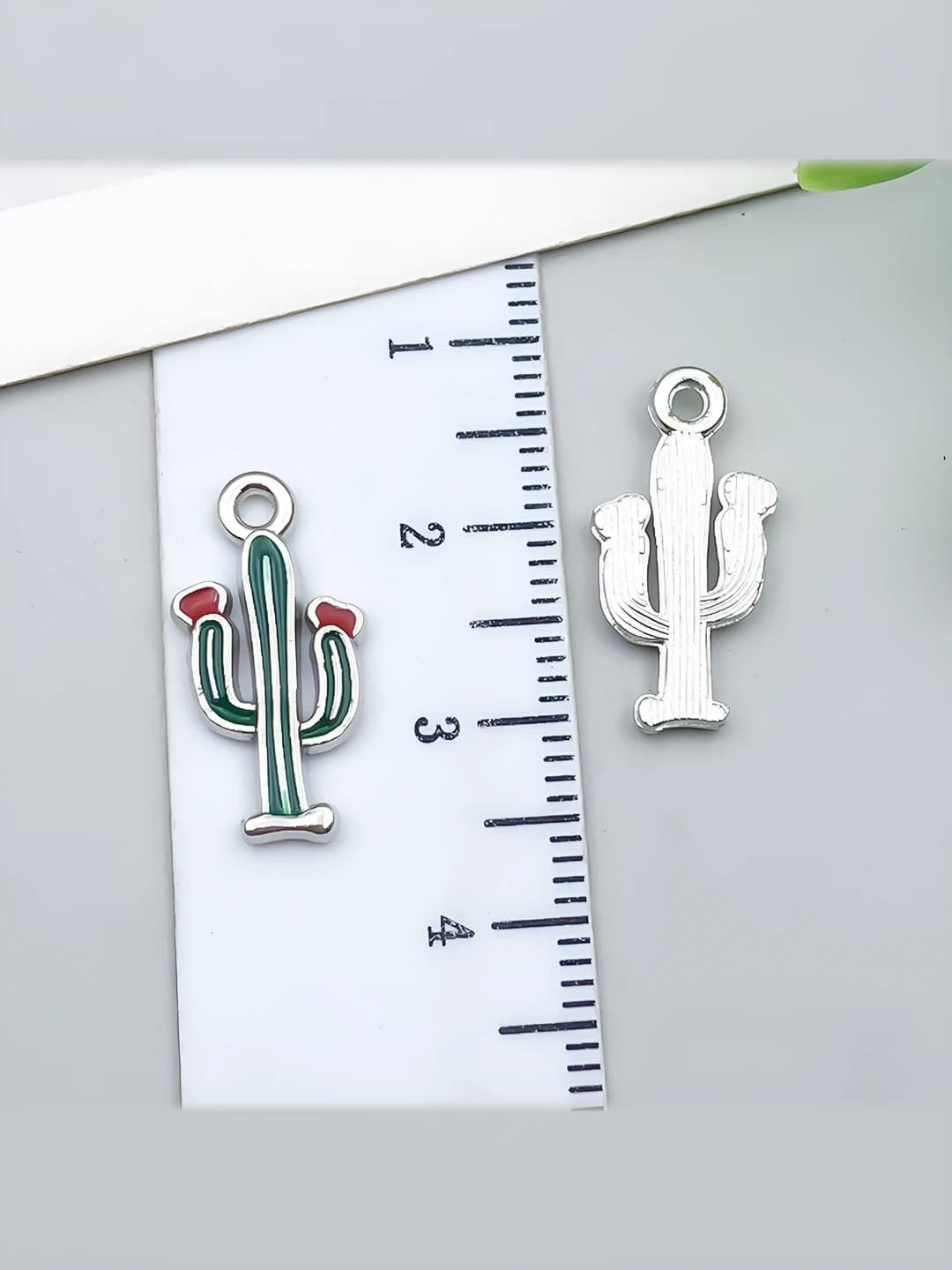 White K, green cactus, 10x19mm, 0.8g