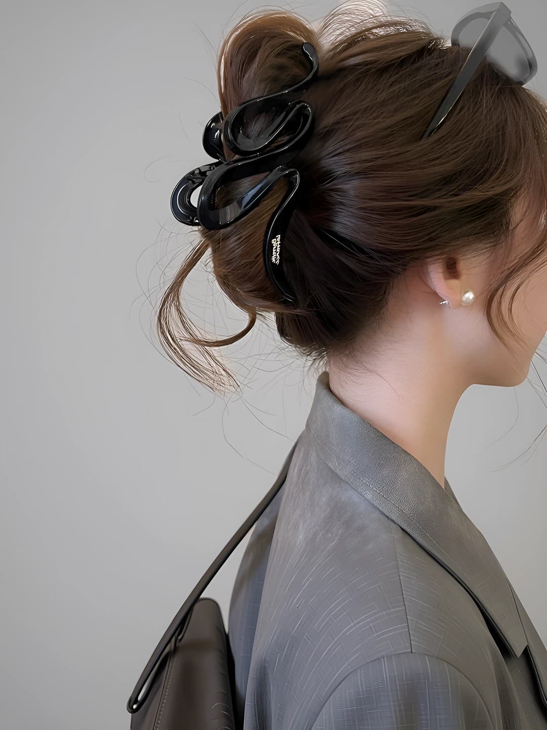 Glossy black wavy clip 13.5 cm