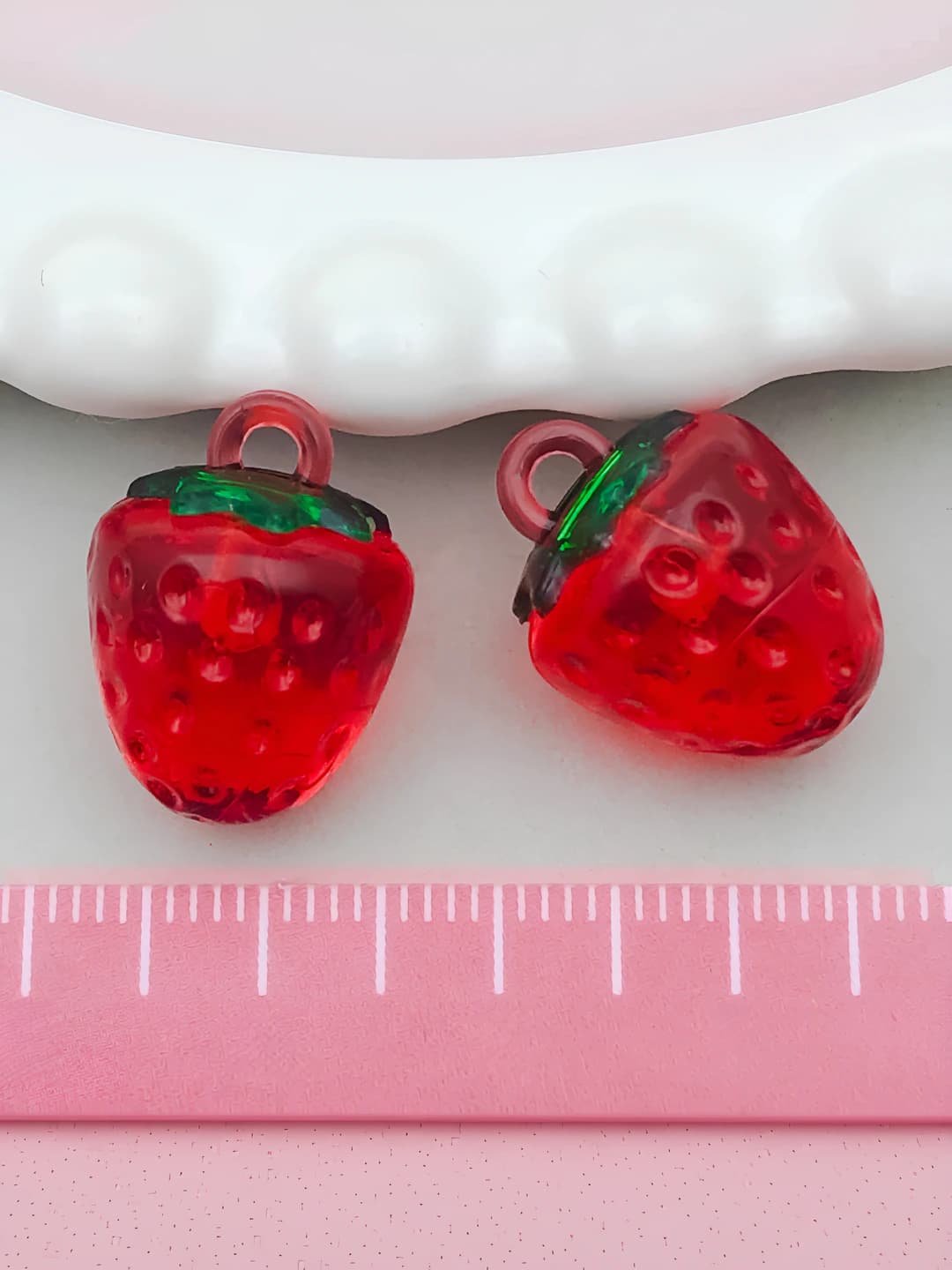 1 pc Clear red acrylic strawberry 18x14mm-1.7g-22164