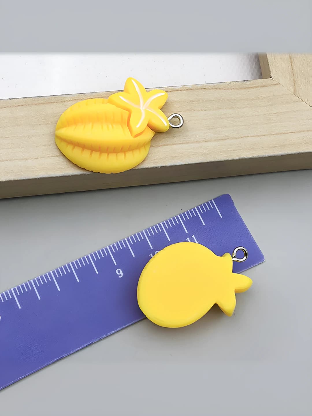 1 pc Yellow resin star fruit 23x30mm-2.5g-24237