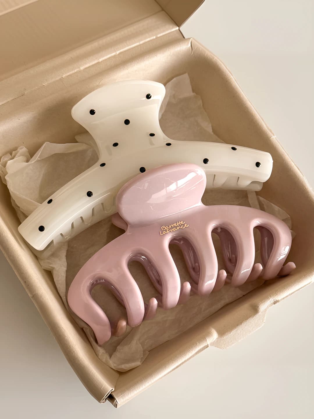 Ayollar uchun polkadotli akril soch toʻgʻnagʻichlari (shark/claw clips)