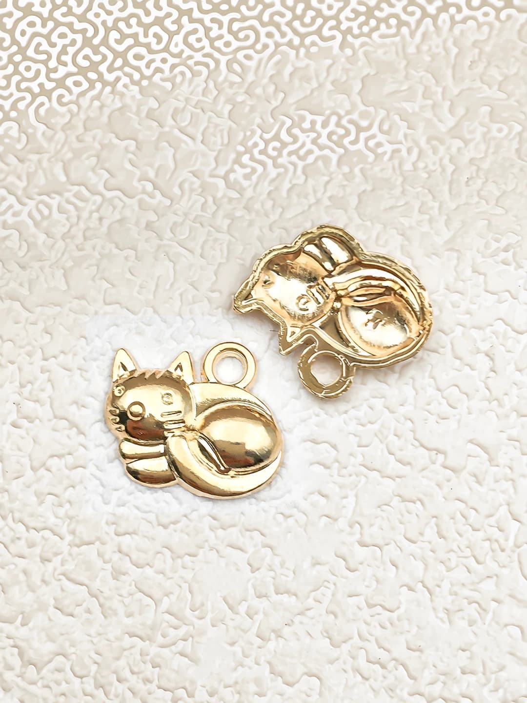 1 pc curled cat 15.5x12.5mm 0.7g