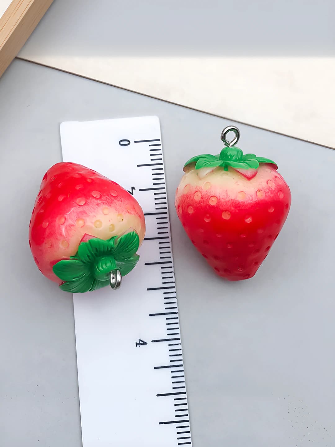 1 pc large red resin 3D strawberry 29x20mm-6.3g