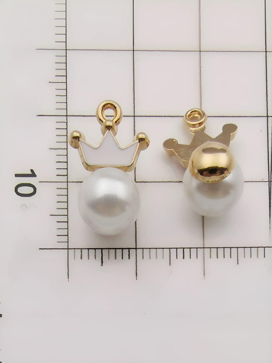 White crown bead 11x18.5-1.1g