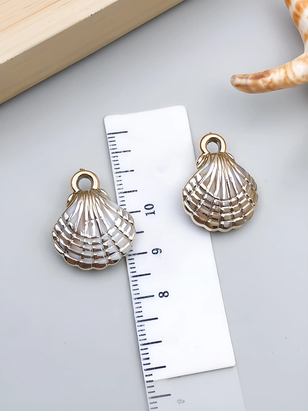 1 pc laser gold off-white acrylic 23x19x8mm-1.5g-23611