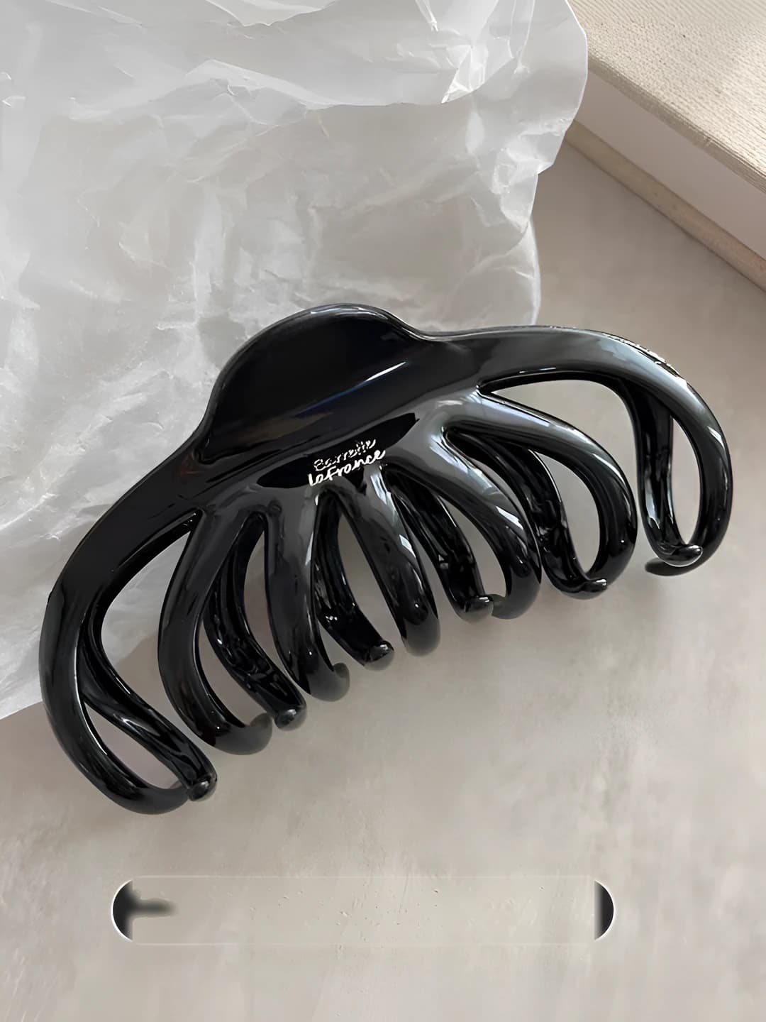 Chrysanthemum clip, gold logo, glossy black, 13 cm