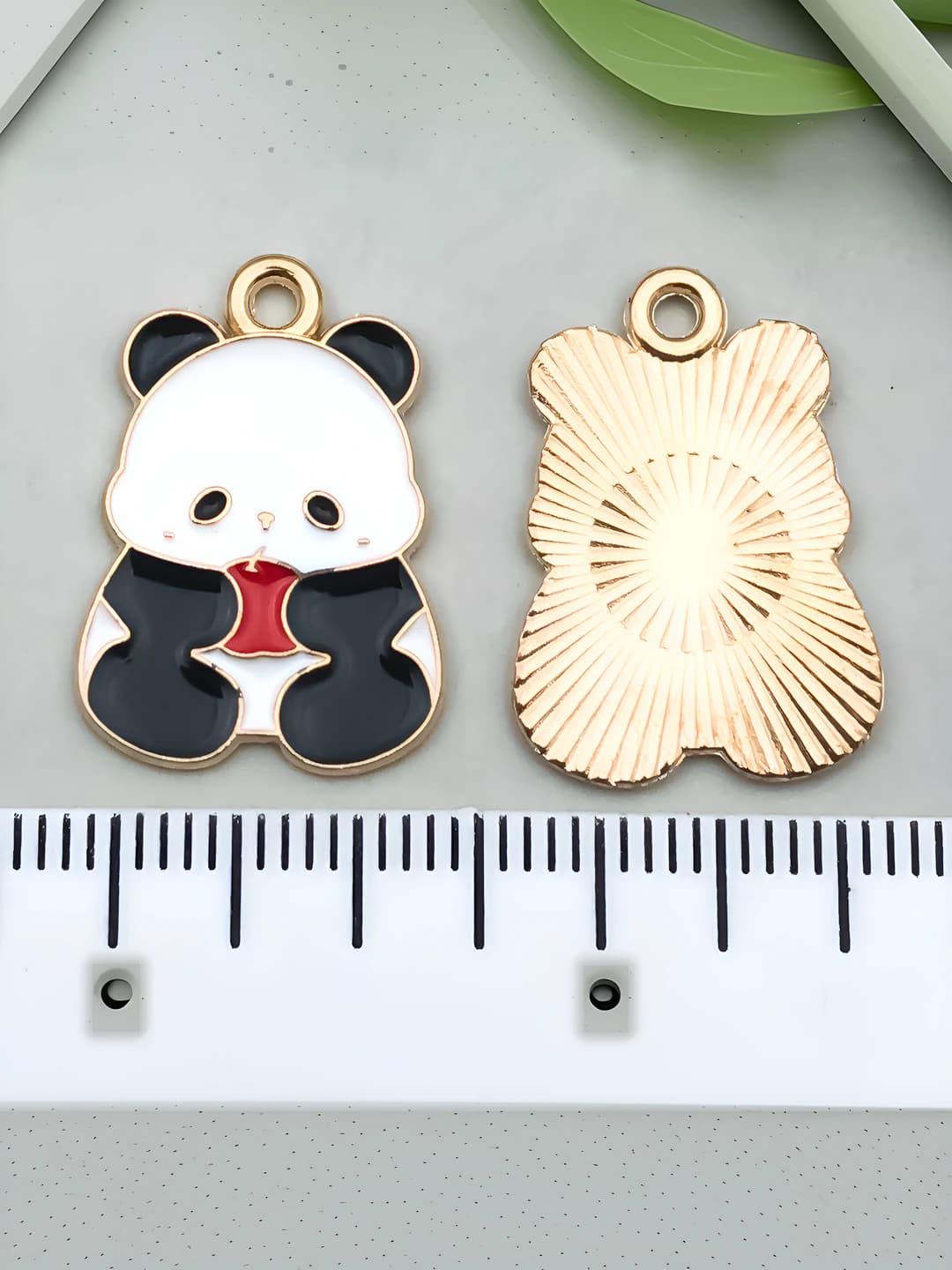 Olma tutgan panda 22x15mm-1.2g