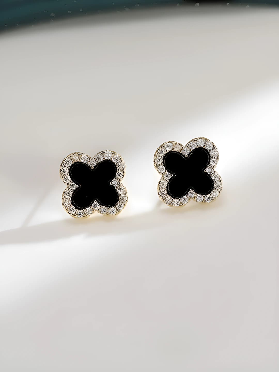 Black clover, pair