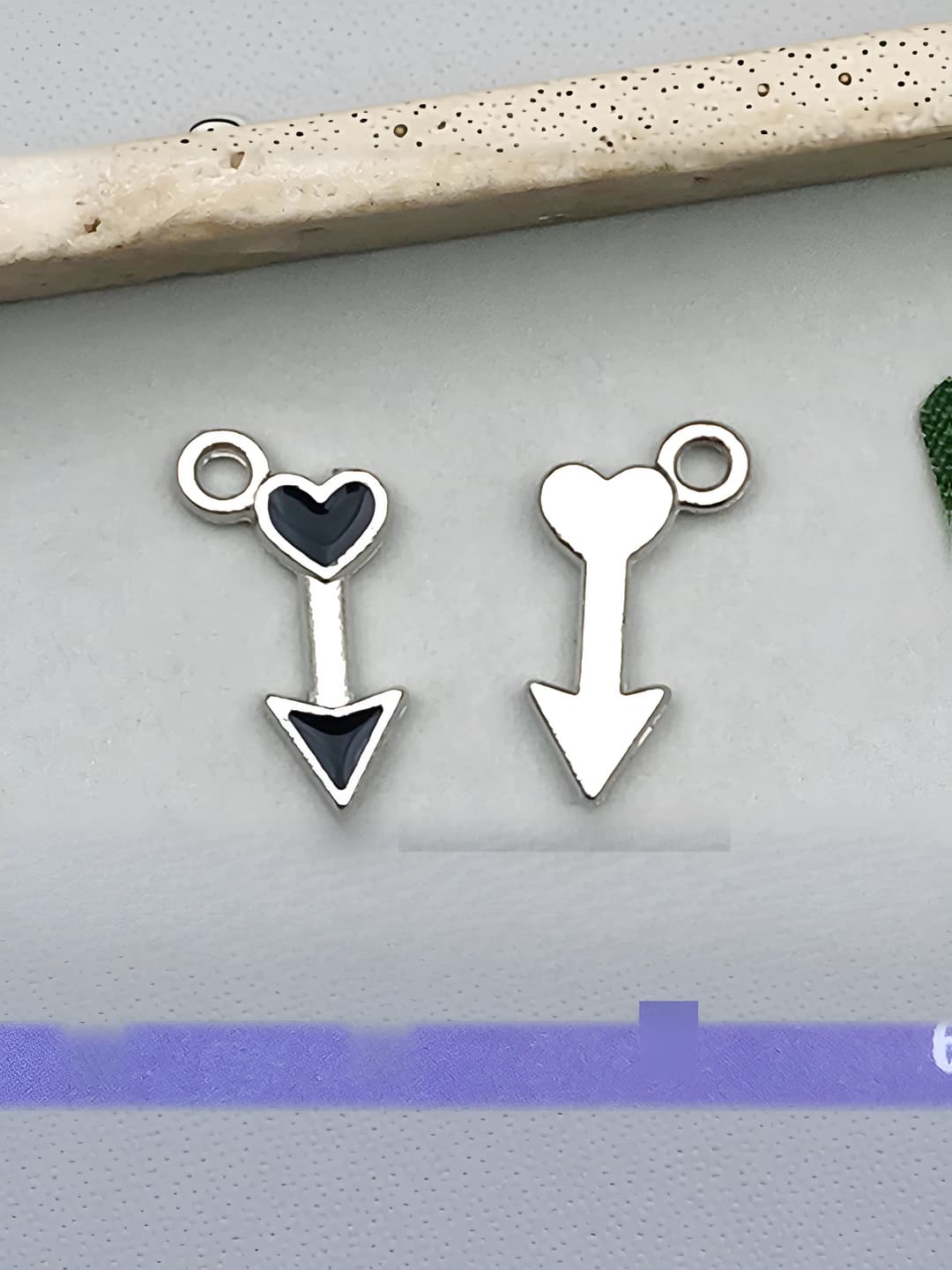 Чёрные лук и стрела 7x15mm