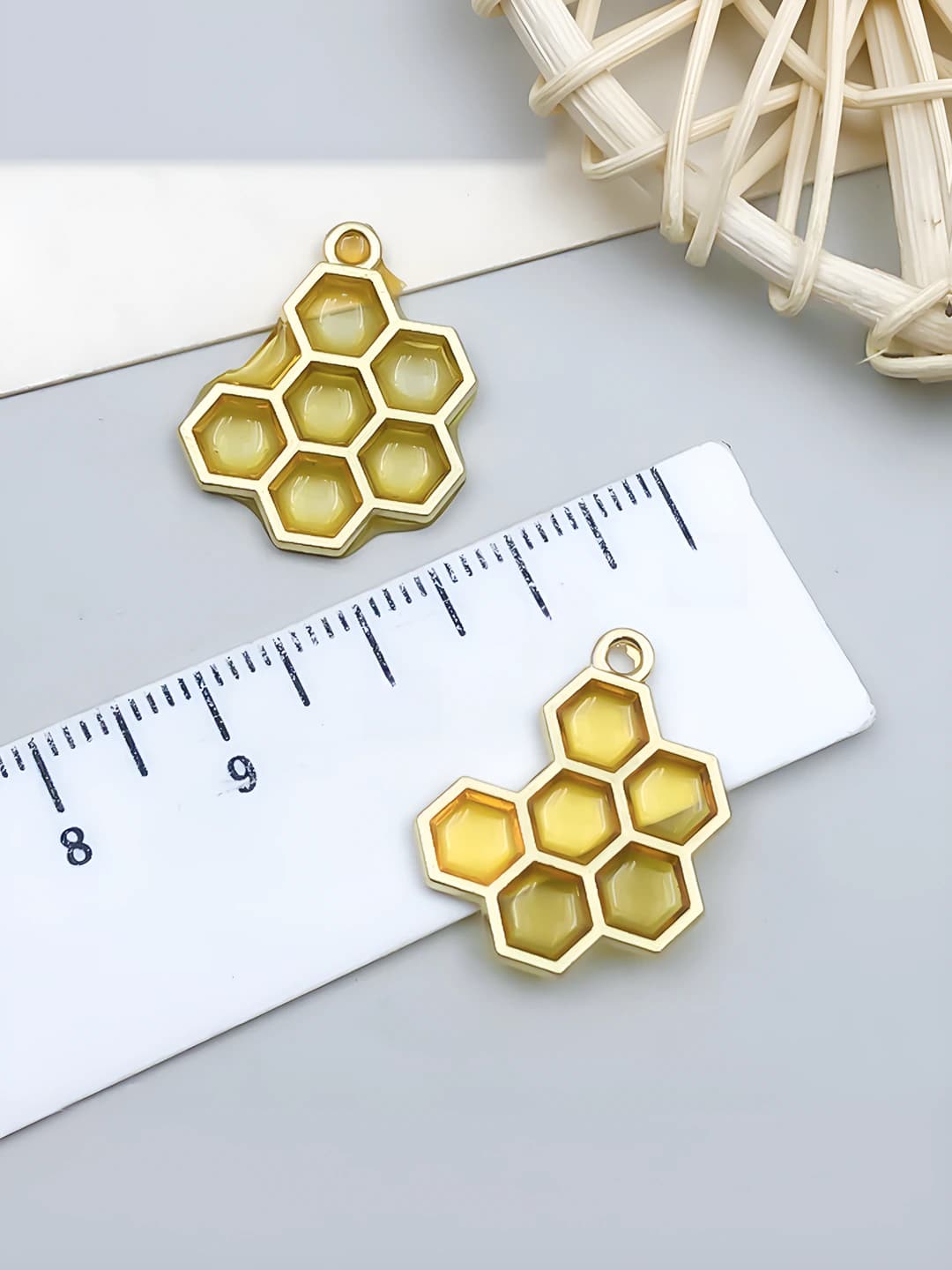 1 pc, light yellow, honeycomb, 17x21mm, 0.95g