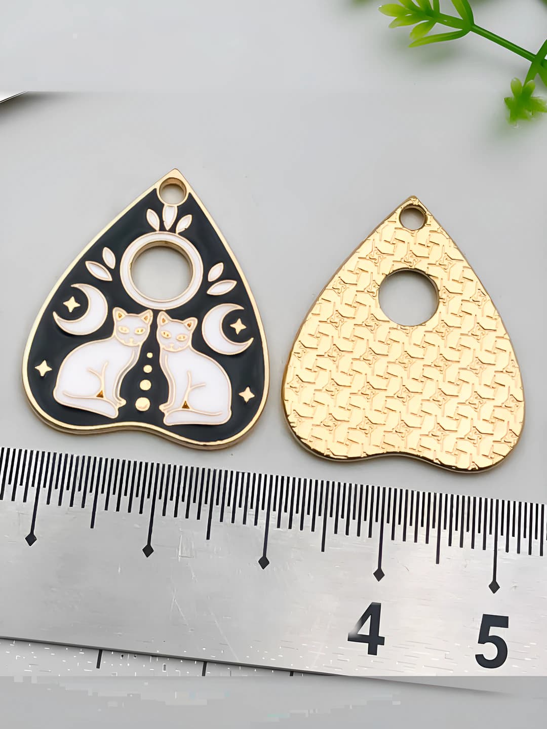 1 pc black kc gold, teardrop, two cats, 22x26mm, 2.2g