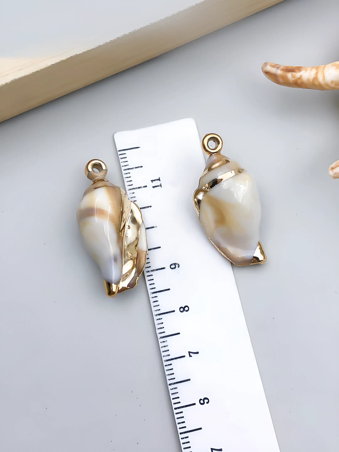 1 pc laser gold off-white acrylic 32x15x12mm-2g-23615