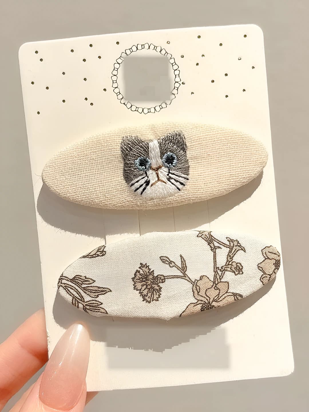 1# Off-white floral cat - 6.5cm
