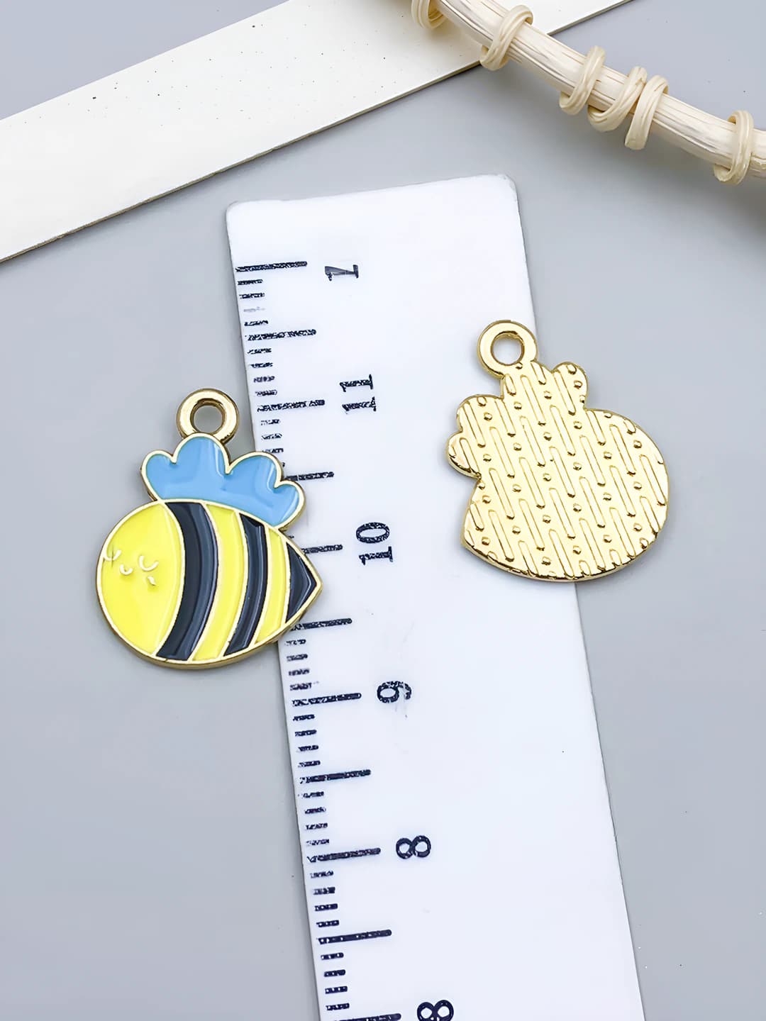 1 шт. маленький жёлтый жук 19x15mm-0.8g-23020
