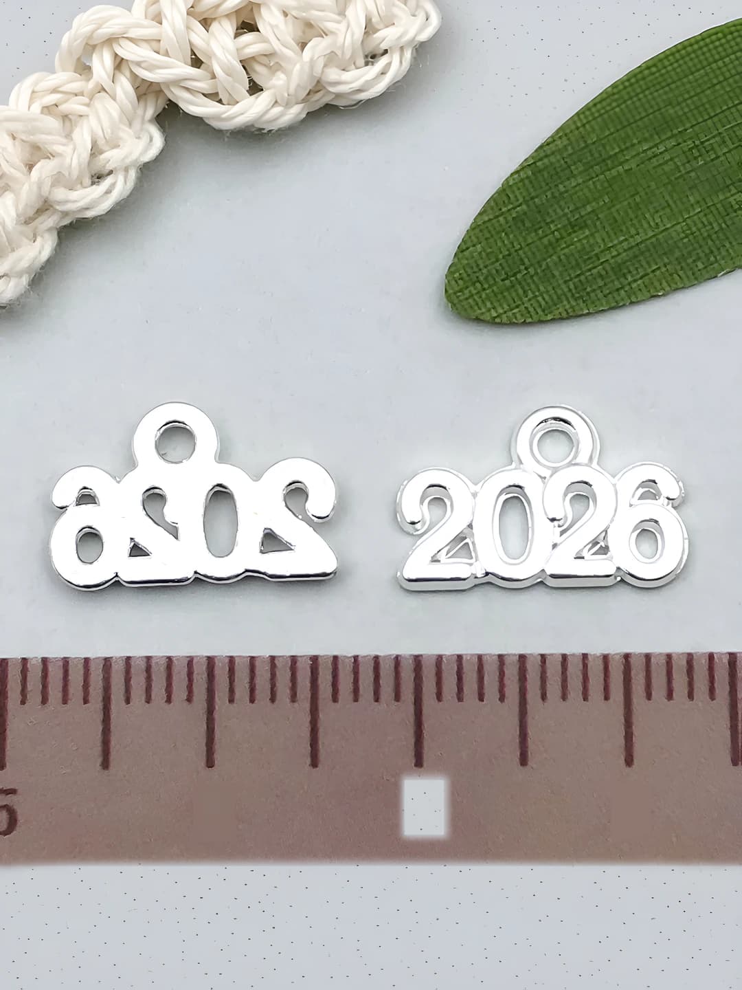 1 шт яркий серебро, цифра 2026, 14x9mm, 0.5g