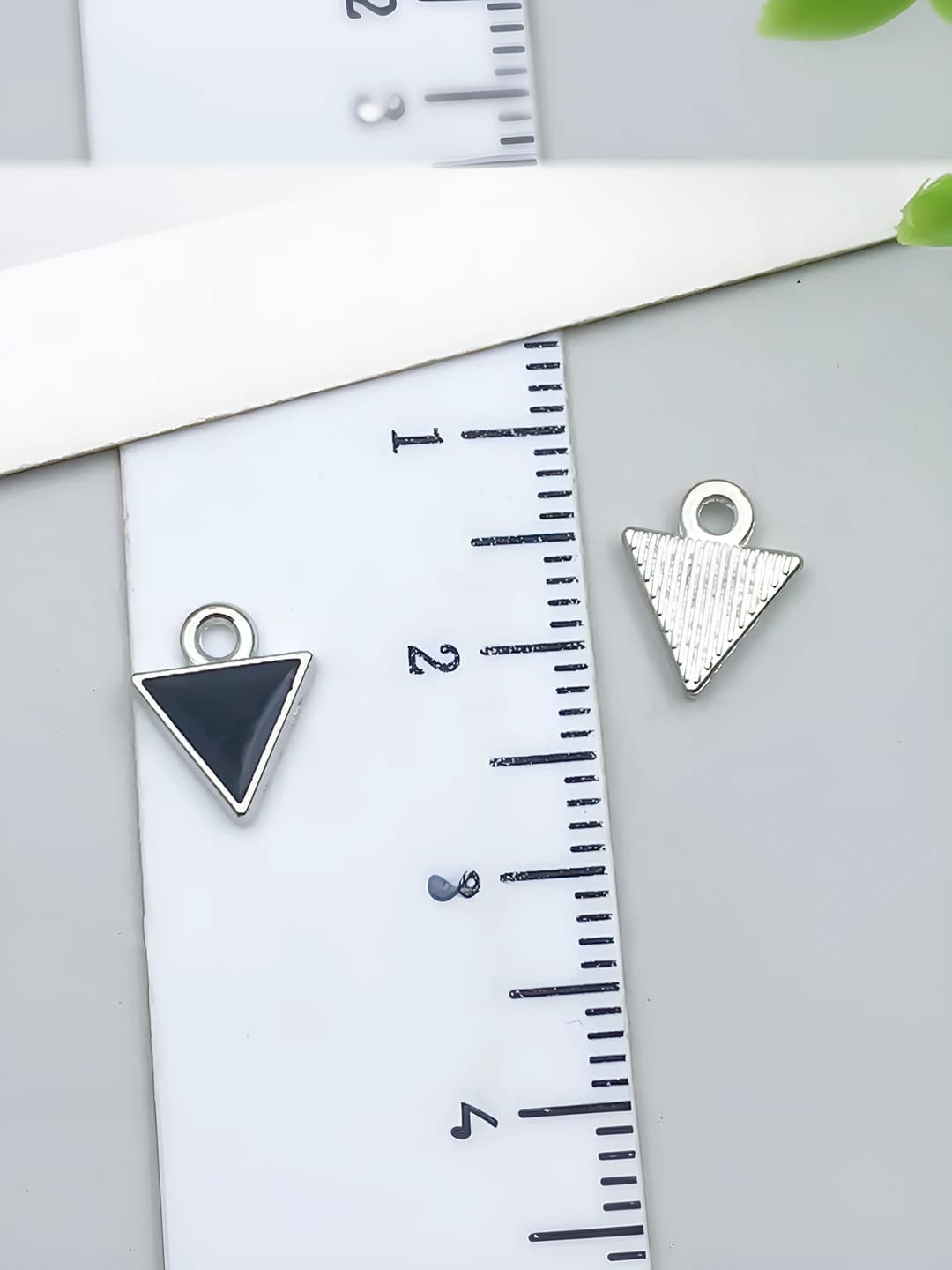 White K black small triangle 10x8x1mm0.3g